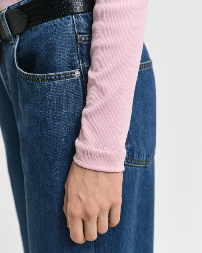 Collo alto e maniche lunghe a coste