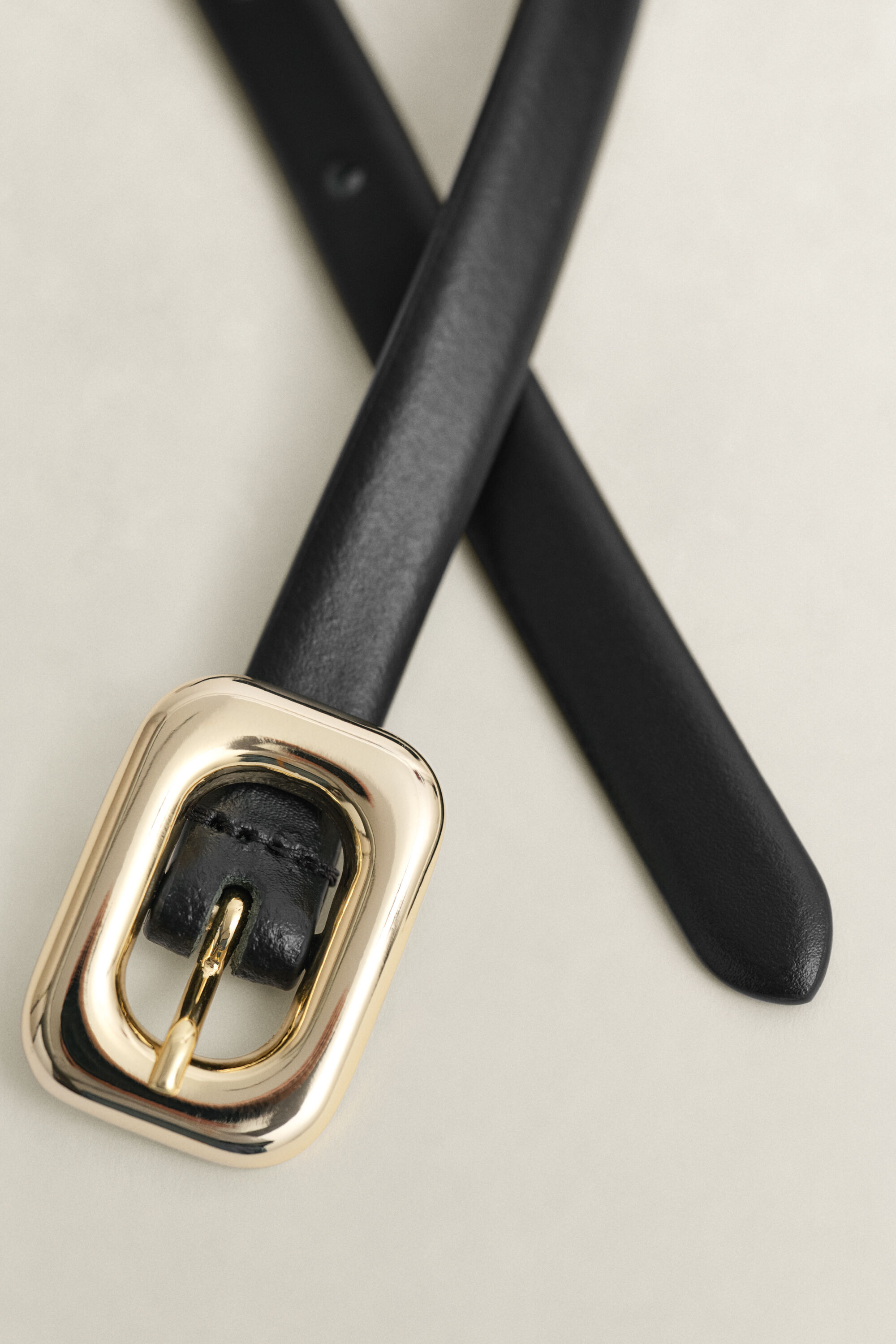 Cintura in pelle con fibbia arrotondata