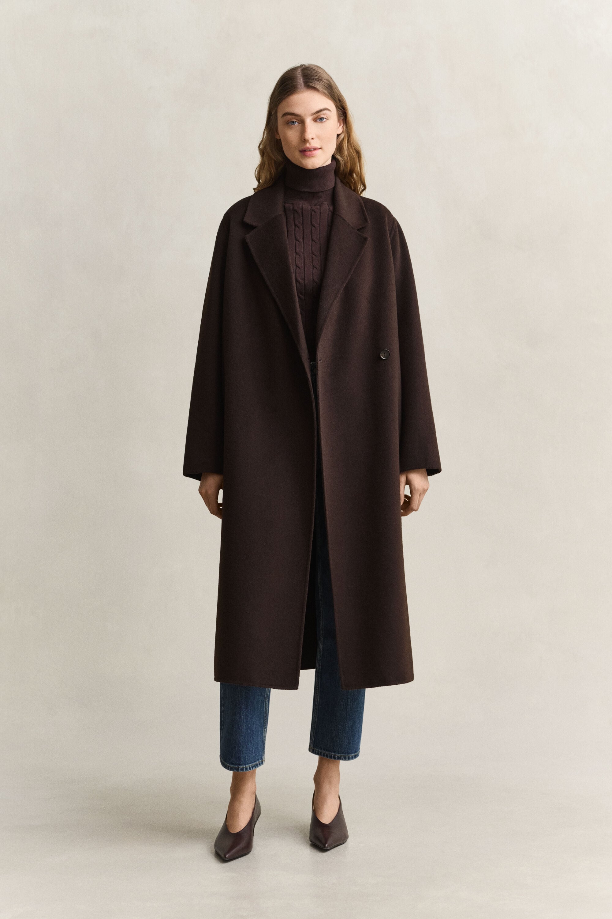 Cappotto con cintura e cuciture a mano