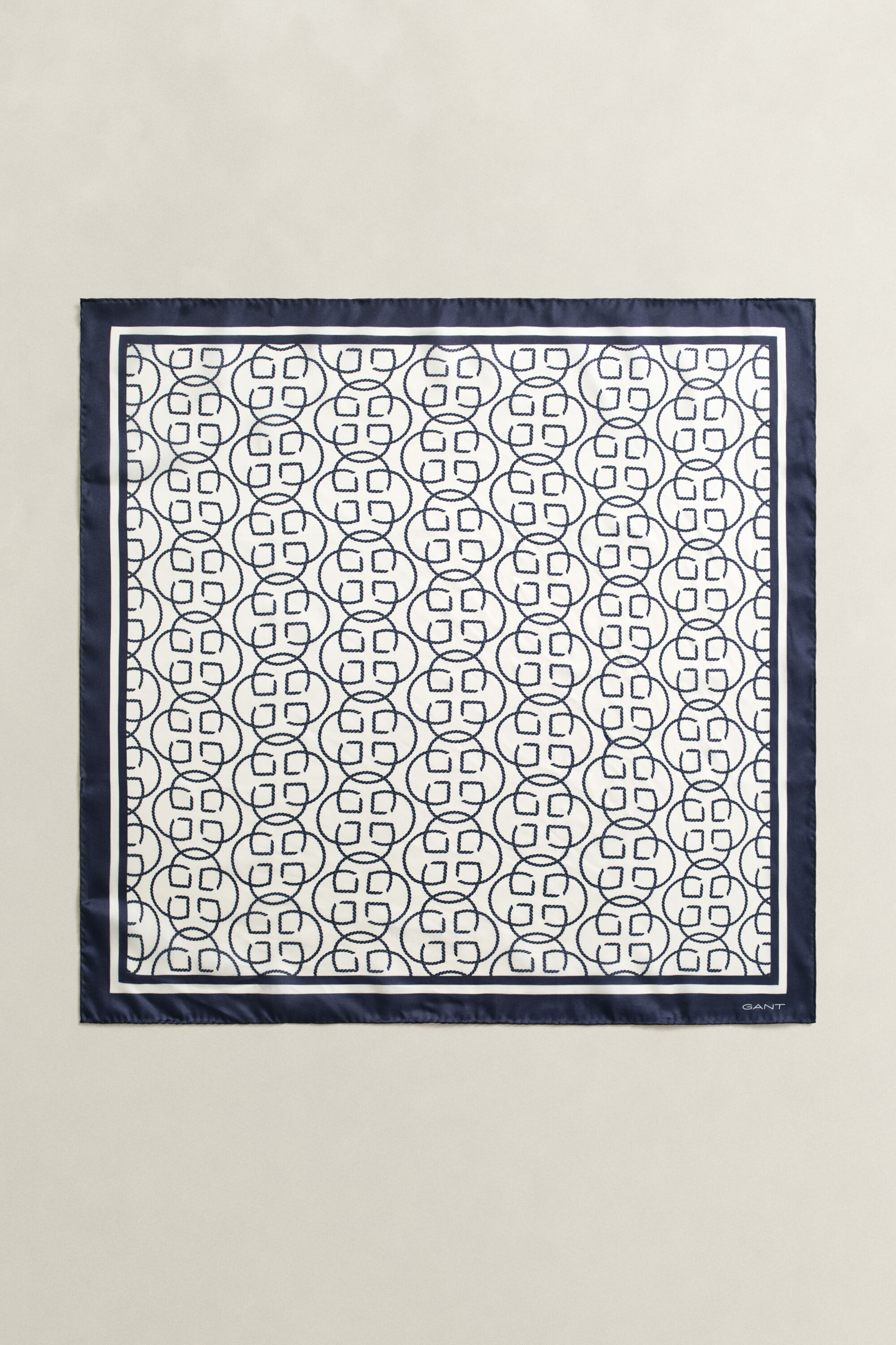 Foulard di seta con monogramma