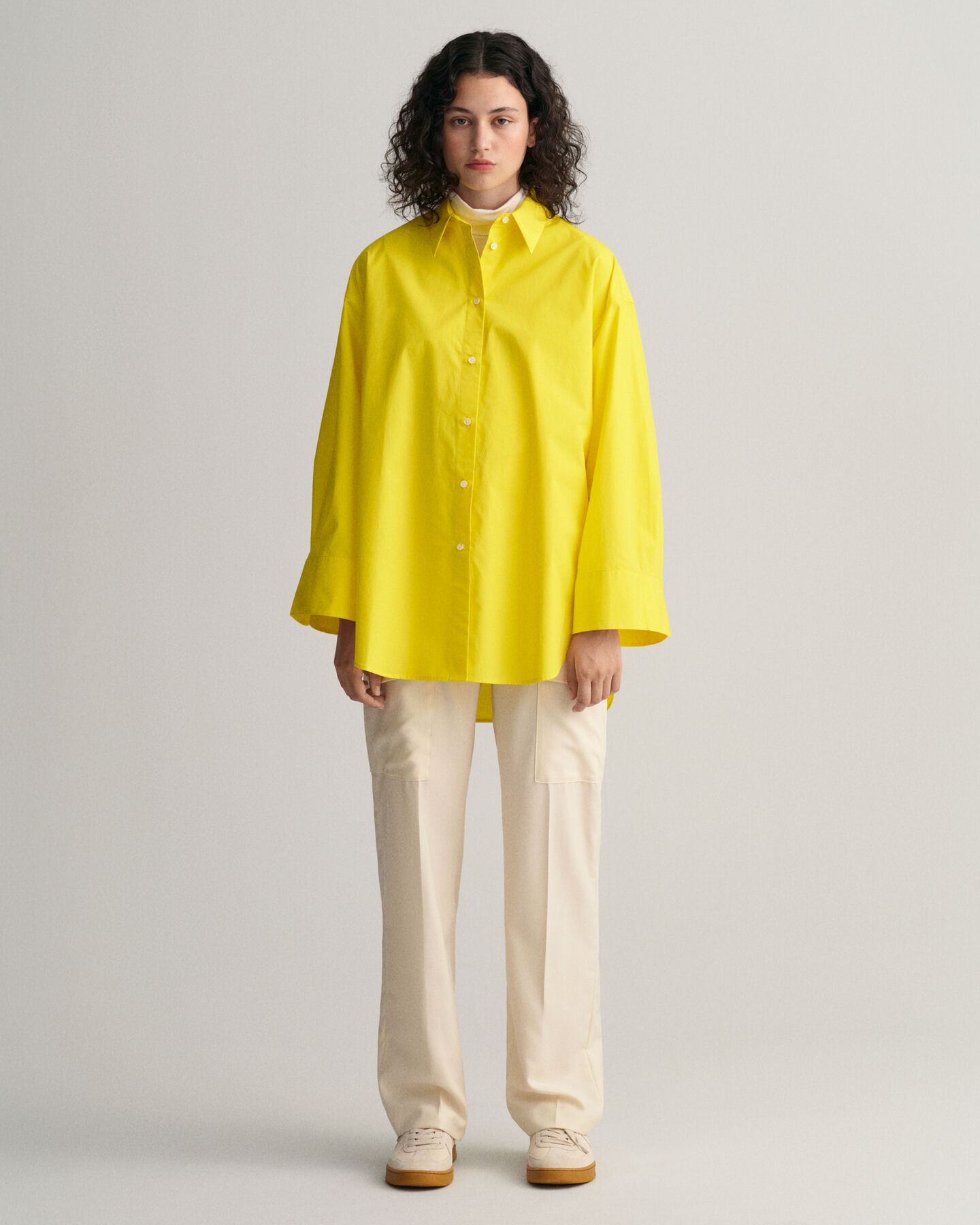 Camicia con polsini ampi e oversize fit