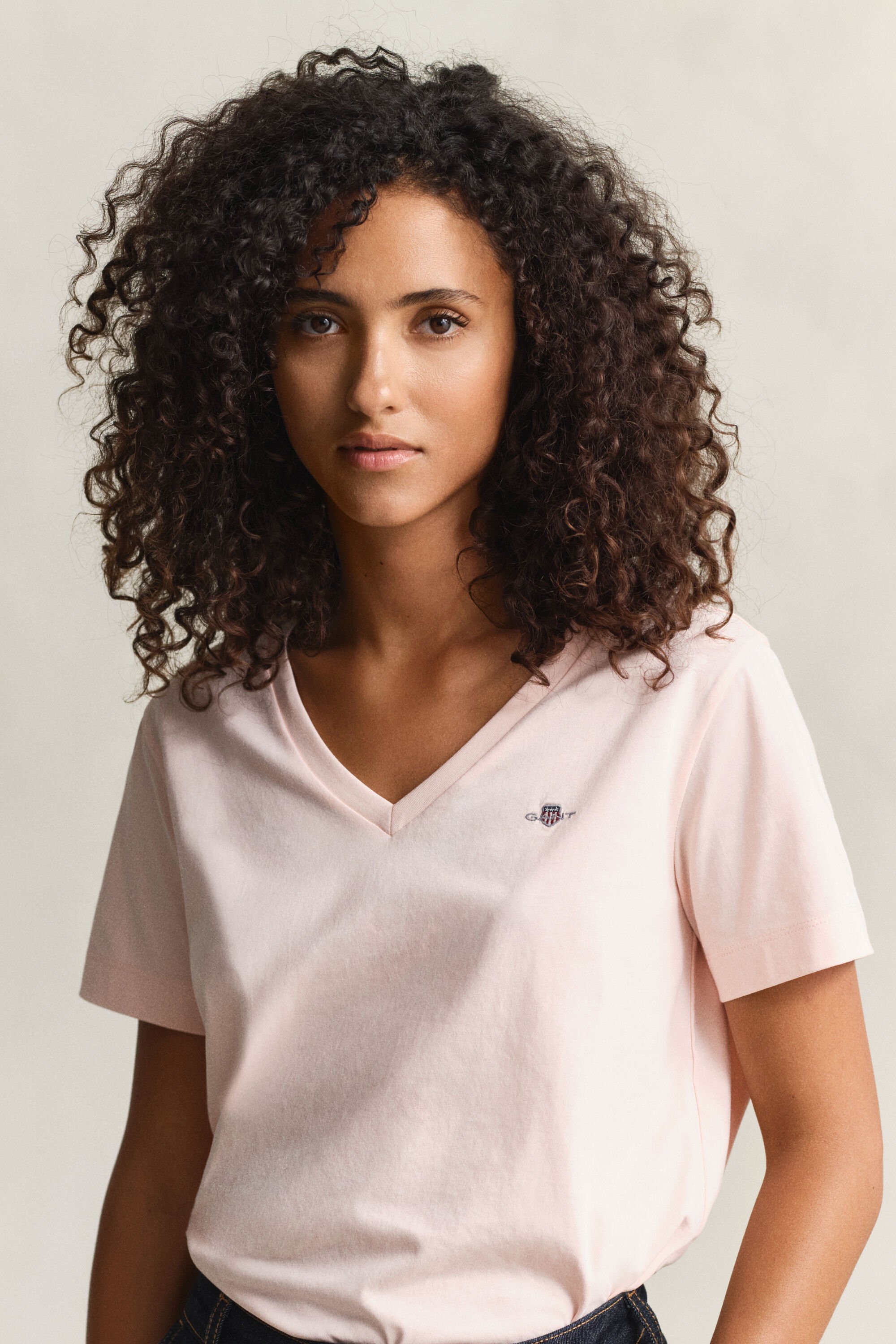 T-shirt Shield con scollo a V