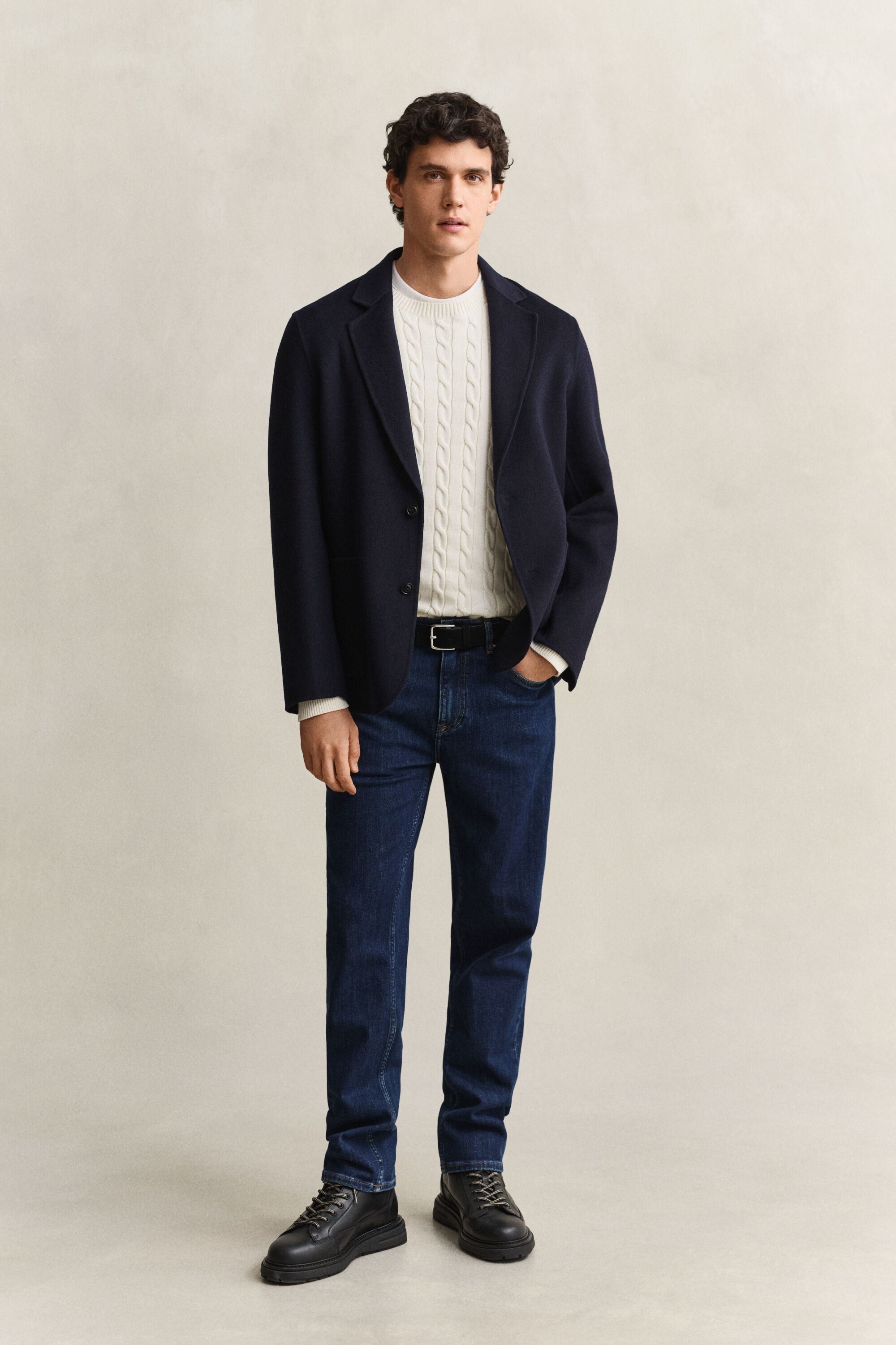 Jeans regular fit con lavaggio uniforme
