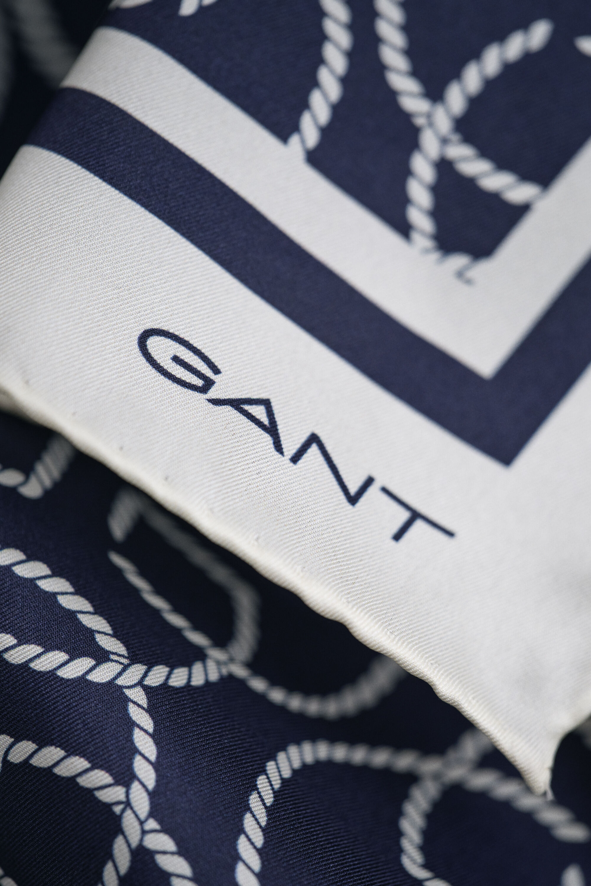 Foulard di seta con monogramma