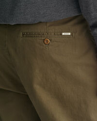 Pantaloni chino in twill stretti in fondo