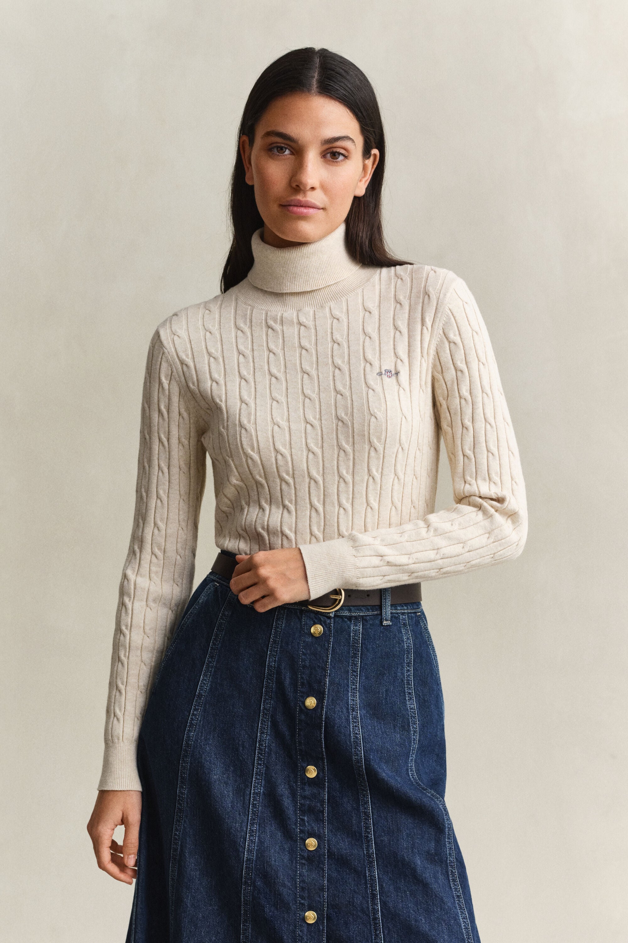 Maglia a collo alto in cotone elasticizzato a trecce