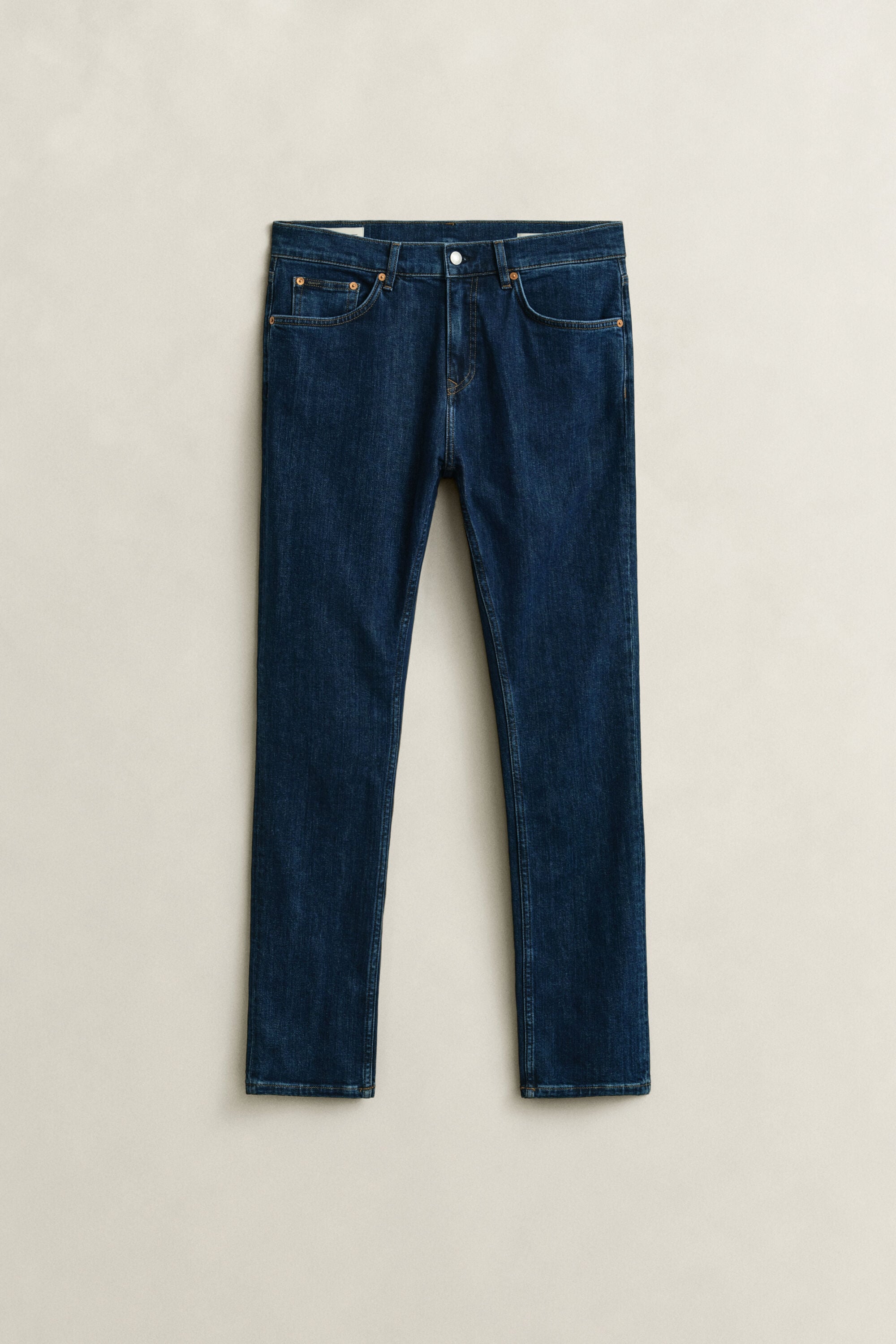 Jeans slim fit con lavaggio uniforme