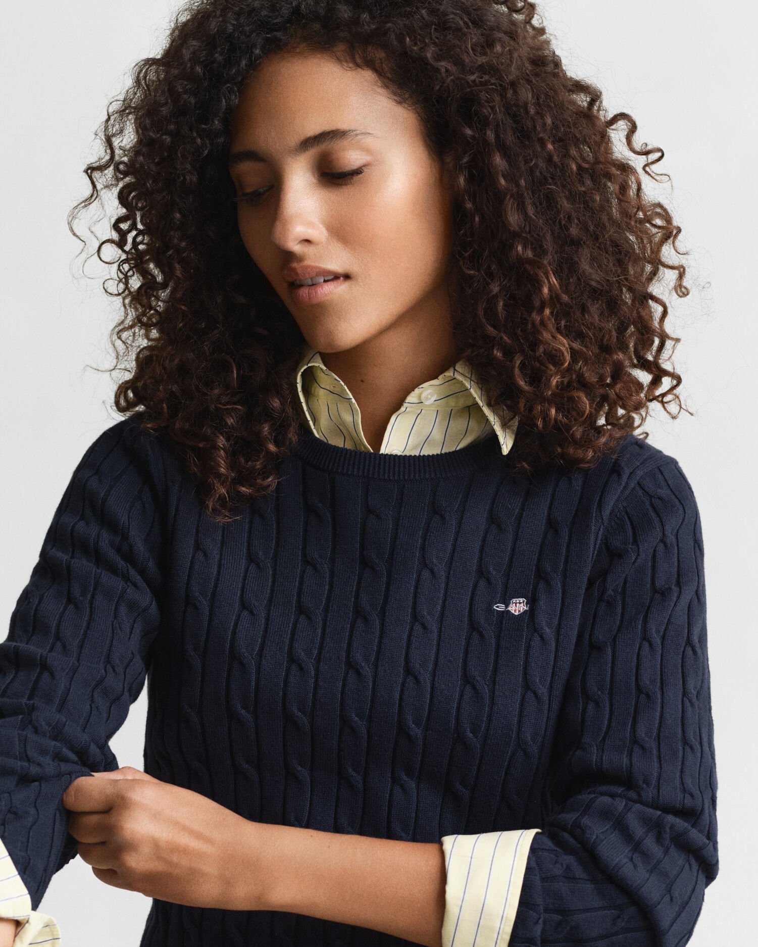 Maglia girocollo in cotone elasticizzato a trecce