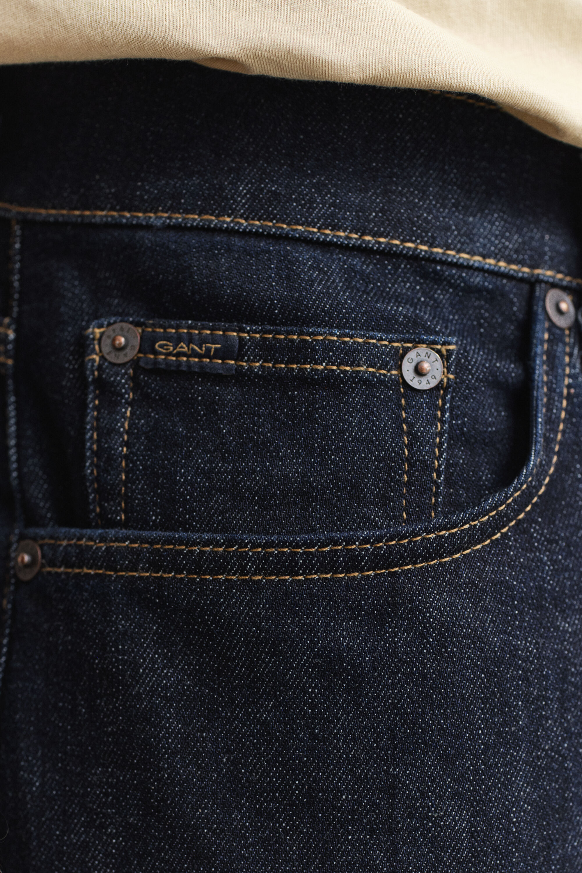 Jeans regular fit con lavaggio uniforme