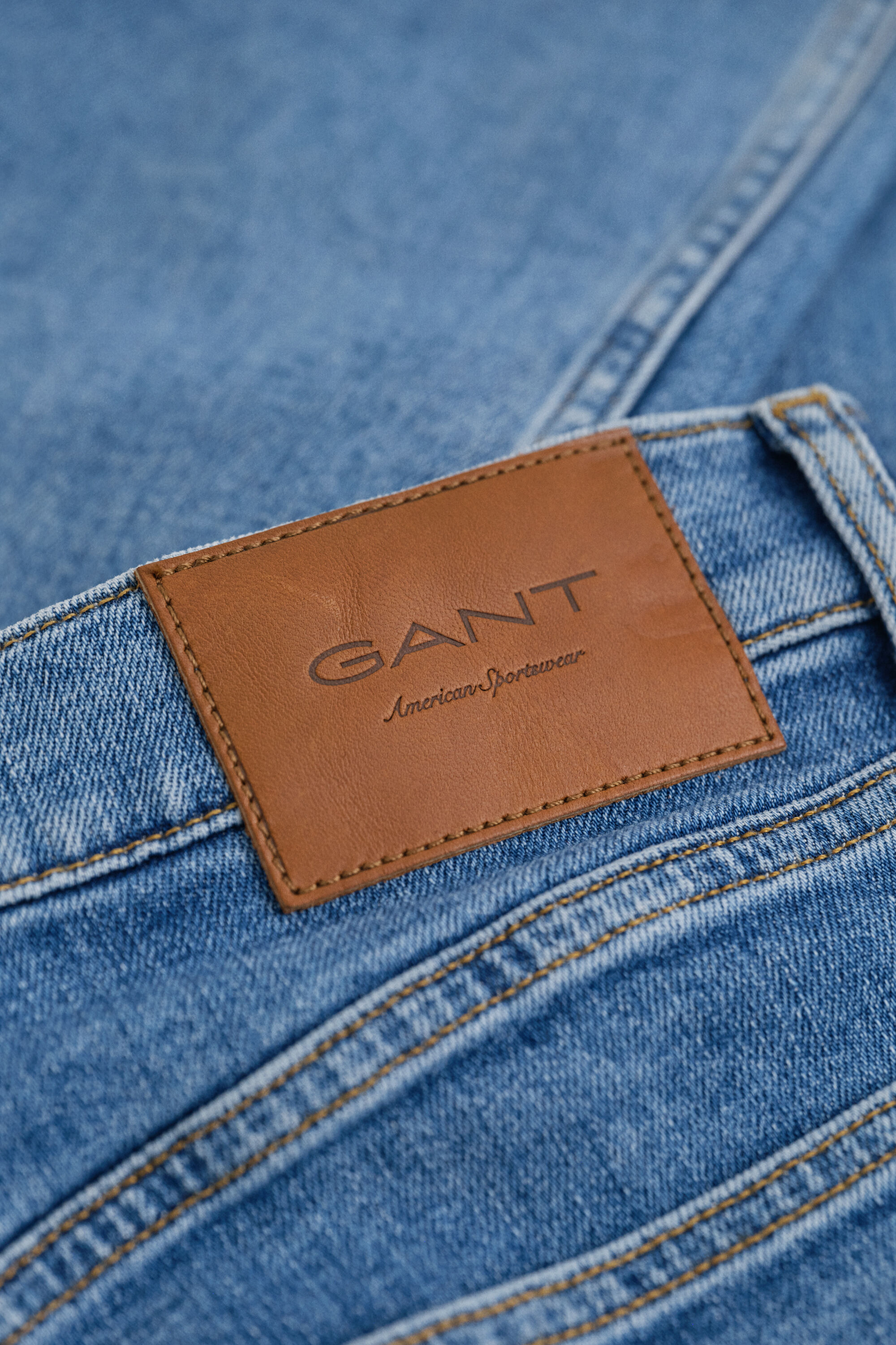 Jeans slim fit con lavaggio uniforme