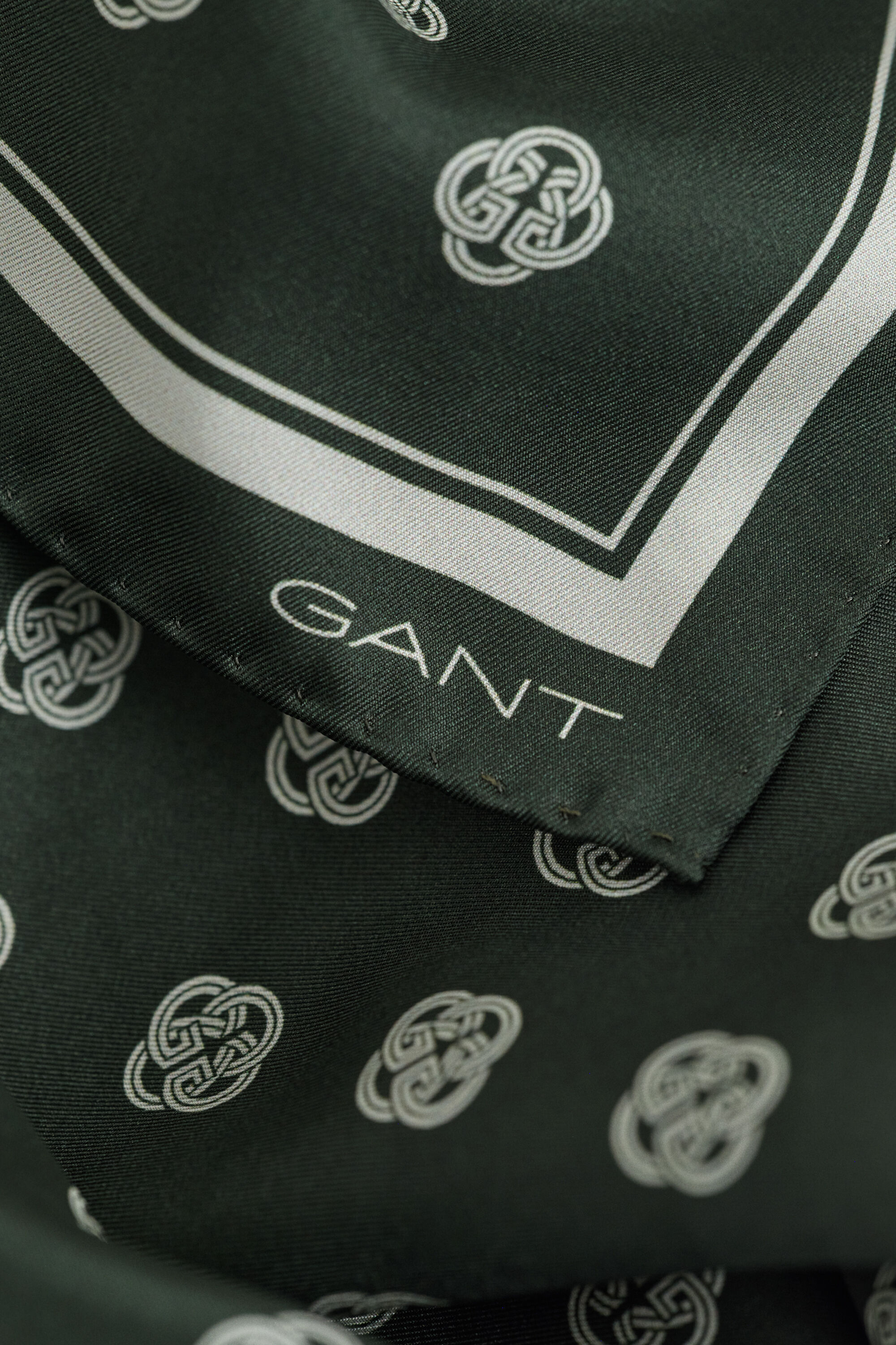 Foulard di seta con monogramma