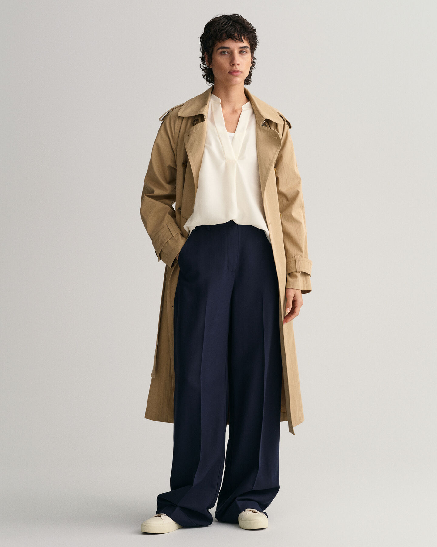 Blusa smanicata con colletto alla coreana