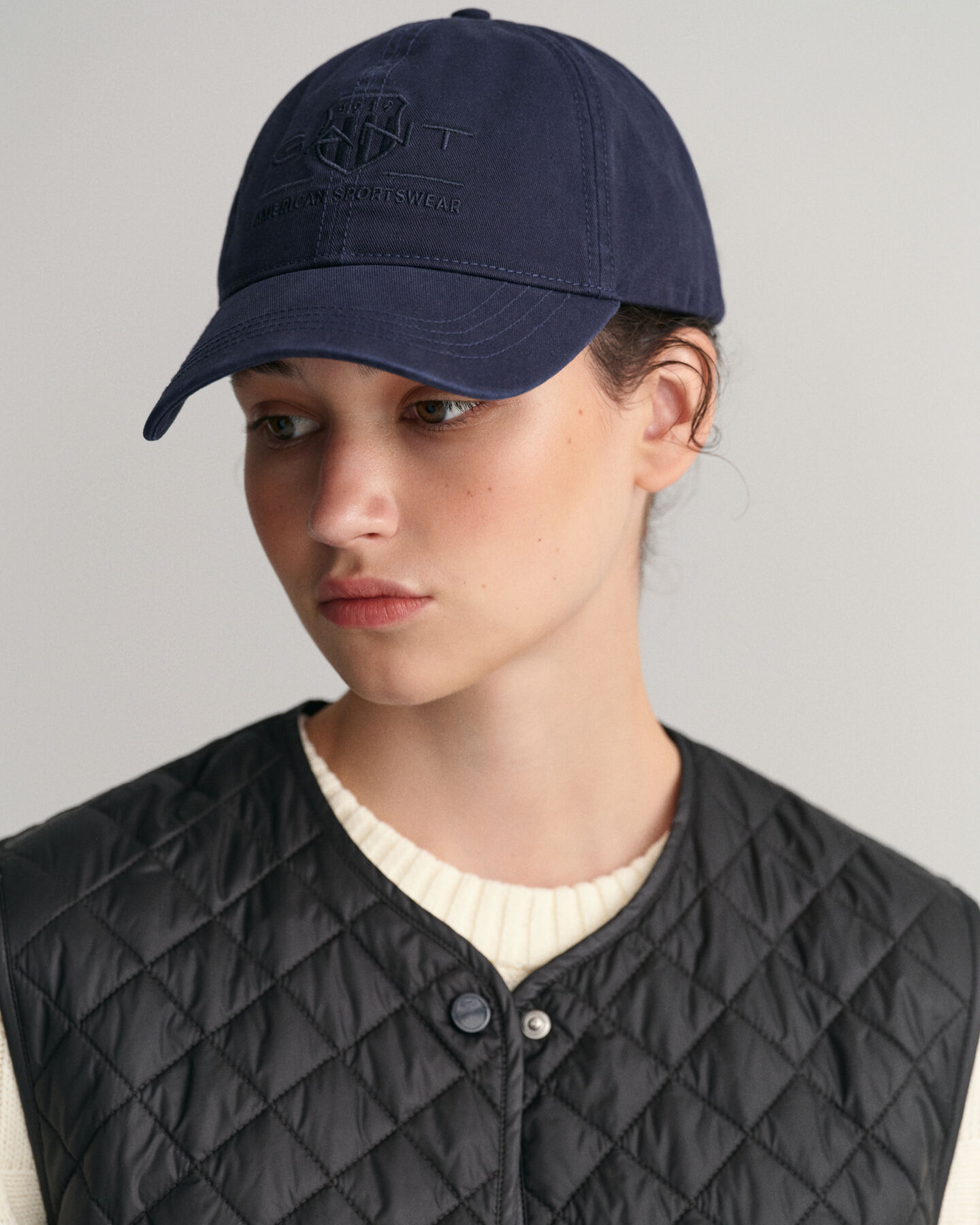 Cappellino Archive Shield tono su tono