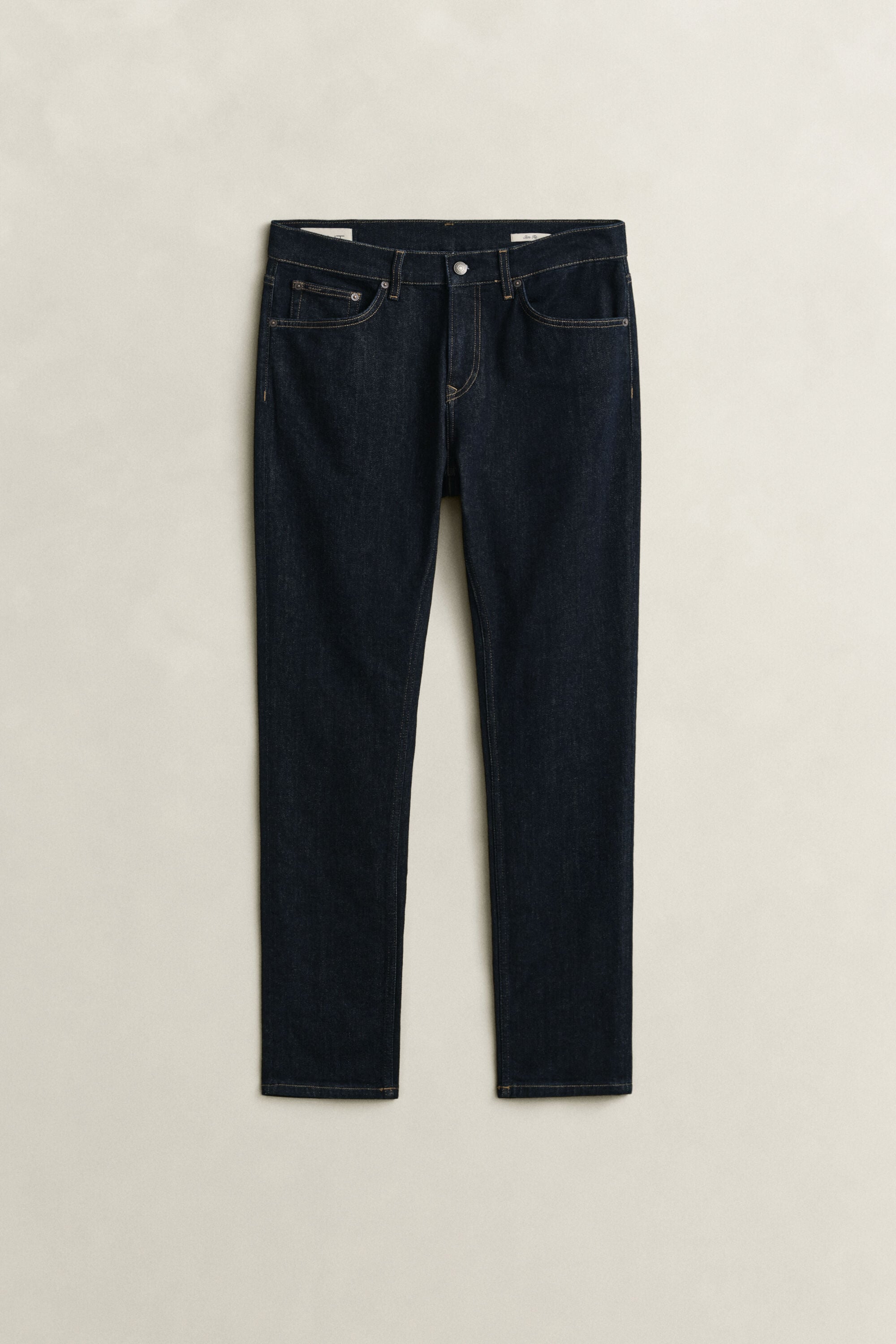 Jeans slim fit con lavaggio uniforme