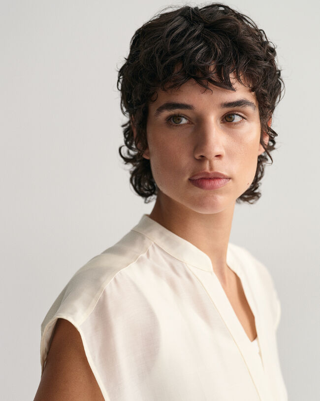 Blusa smanicata con colletto alla coreana