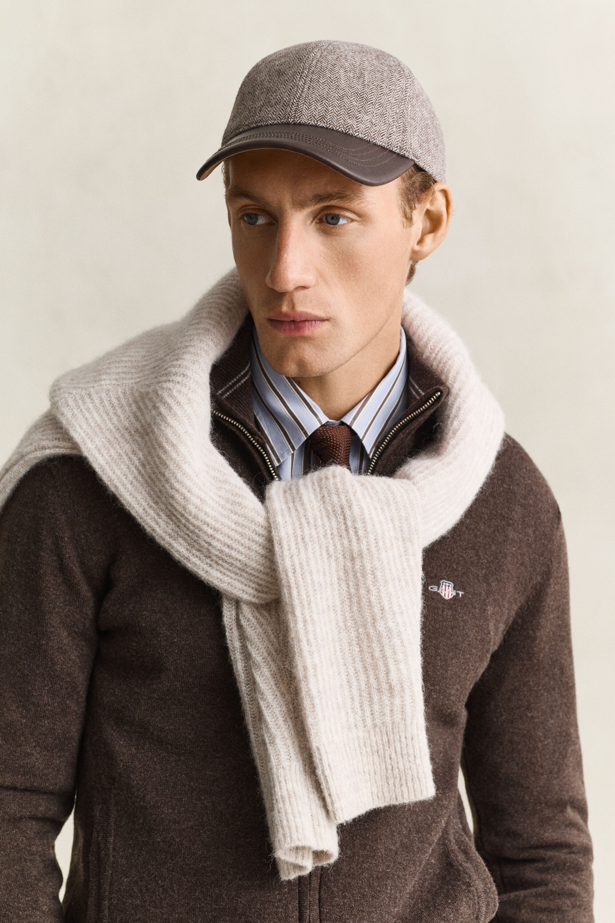 Cappellino in misto lana con visiera in pelle