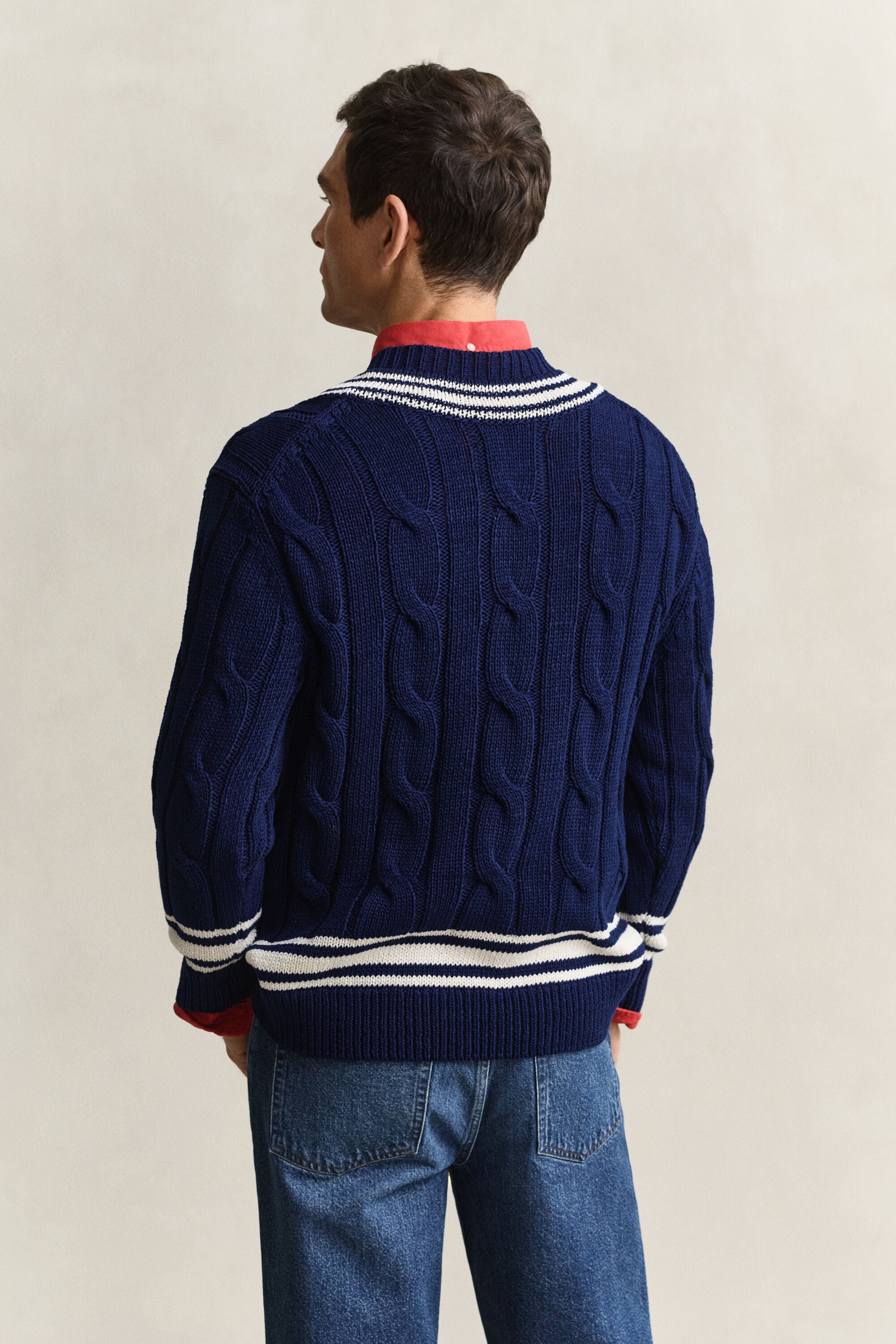 Maglia con scollo a V a trecce