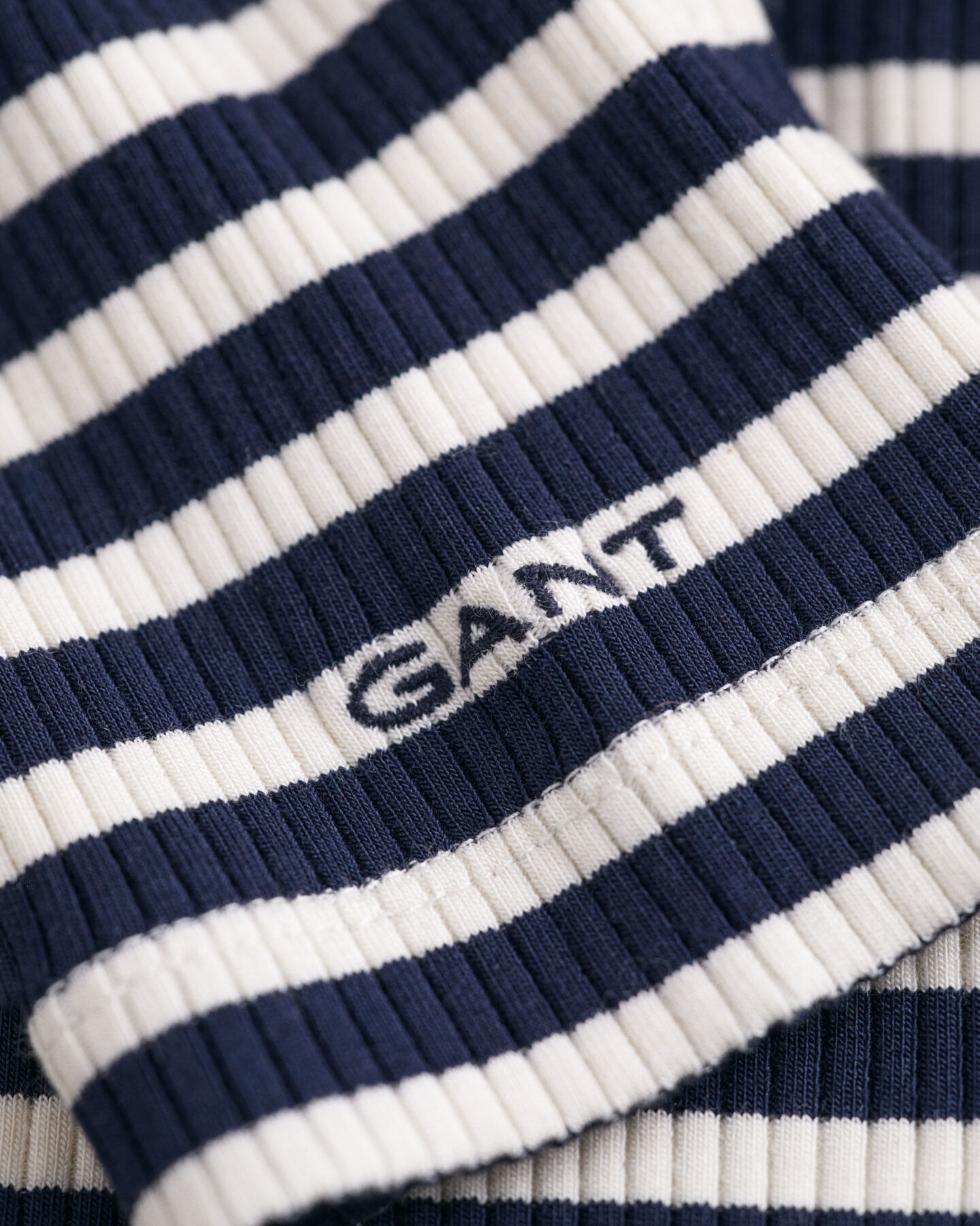 Collo alto a coste e maniche lunghe a righe