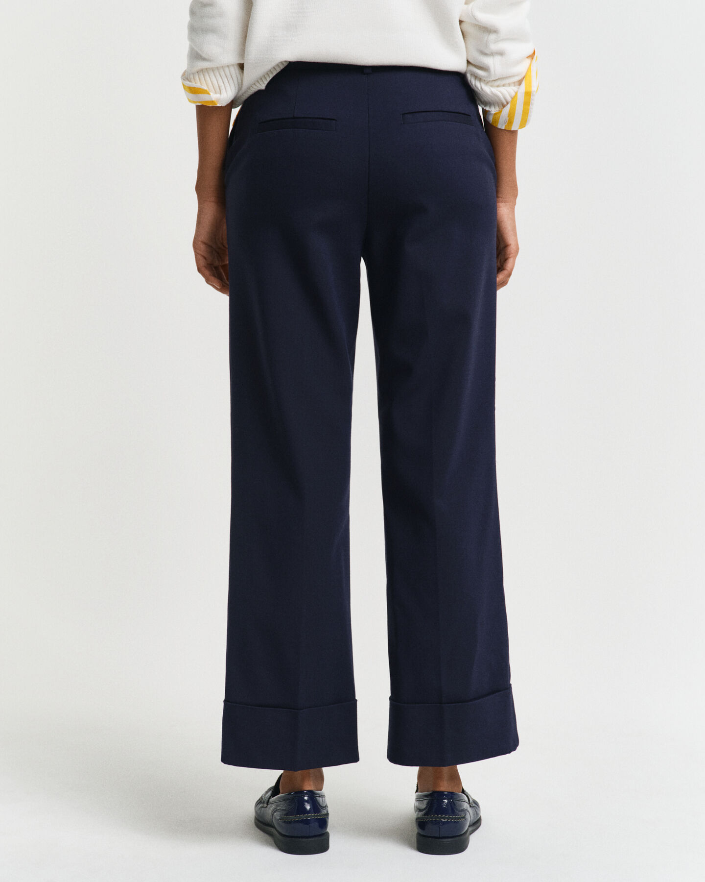 Pantaloni con piega e risvolto