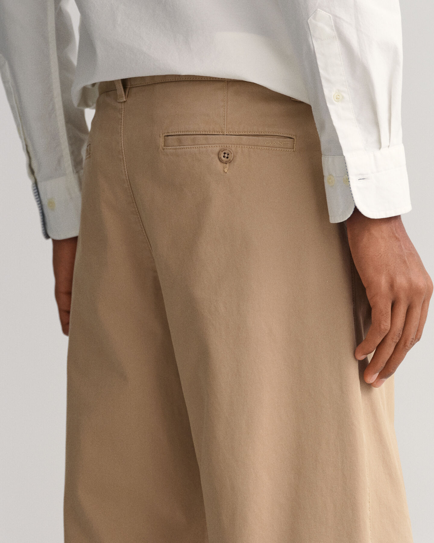 Pantaloni chino con pinces relaxed fit