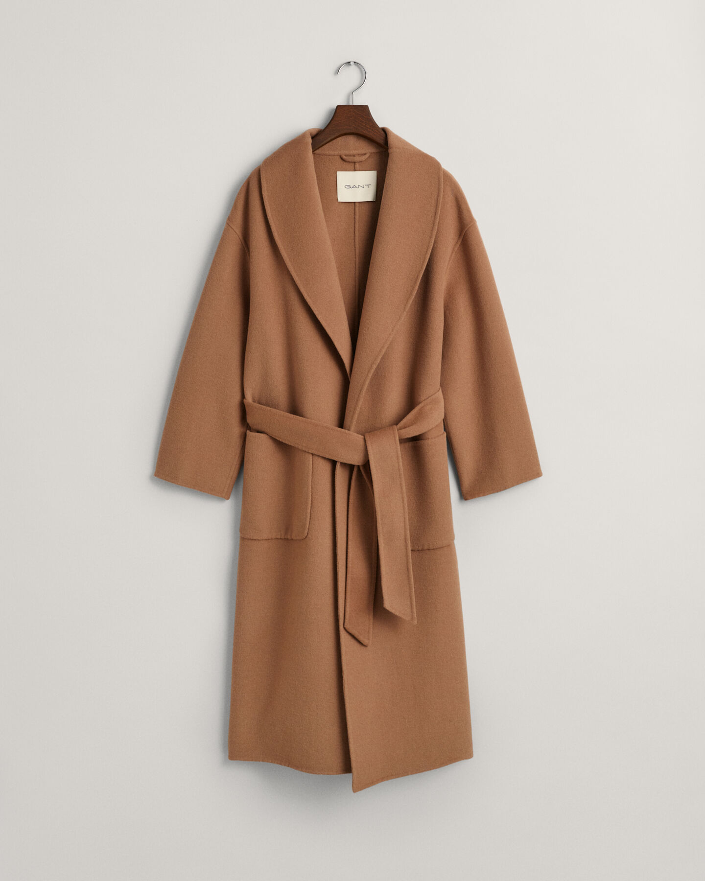 Cappotto con cintura e cuciture a mano