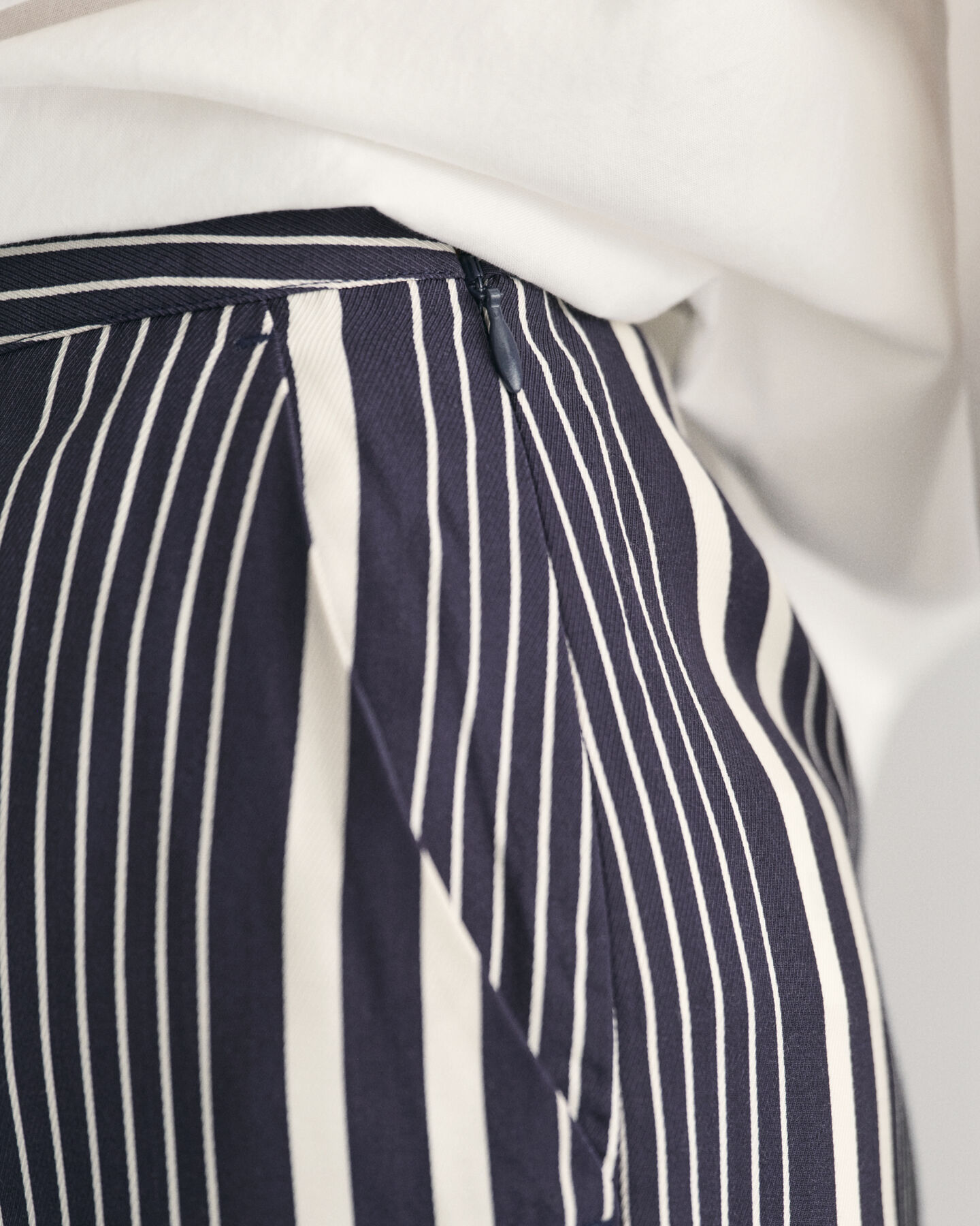 Pantaloni con stampa a righe a gamba larga regular fit