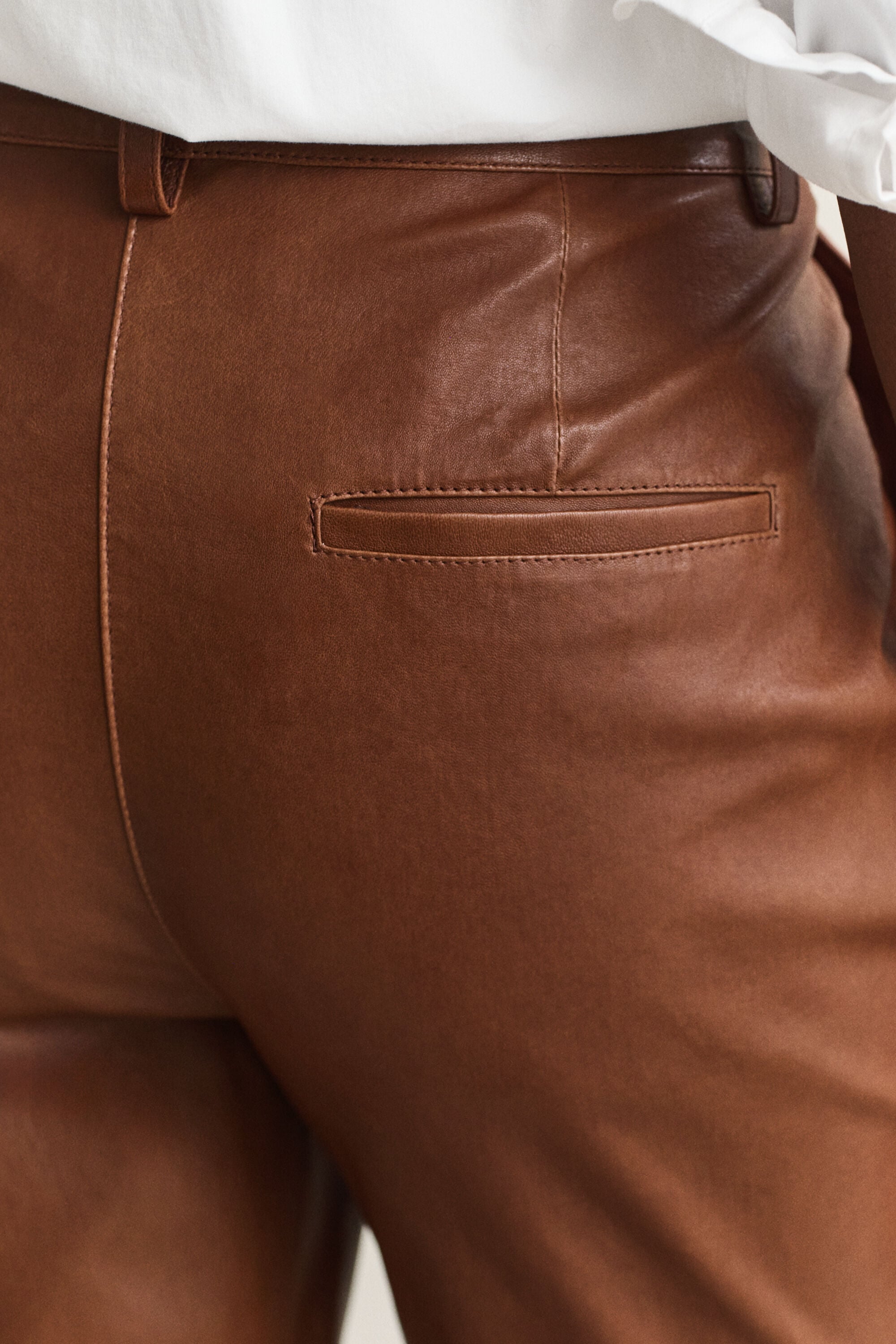 Pantaloni in pelle svasati