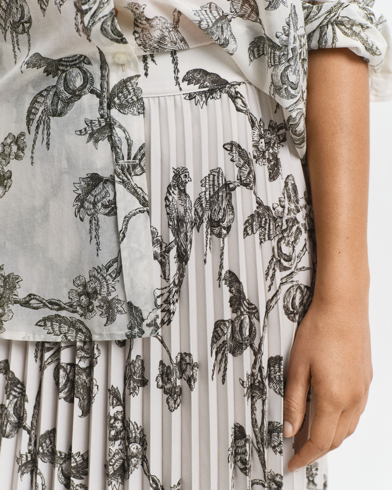 Gonna midi plissettata con stampa di albero