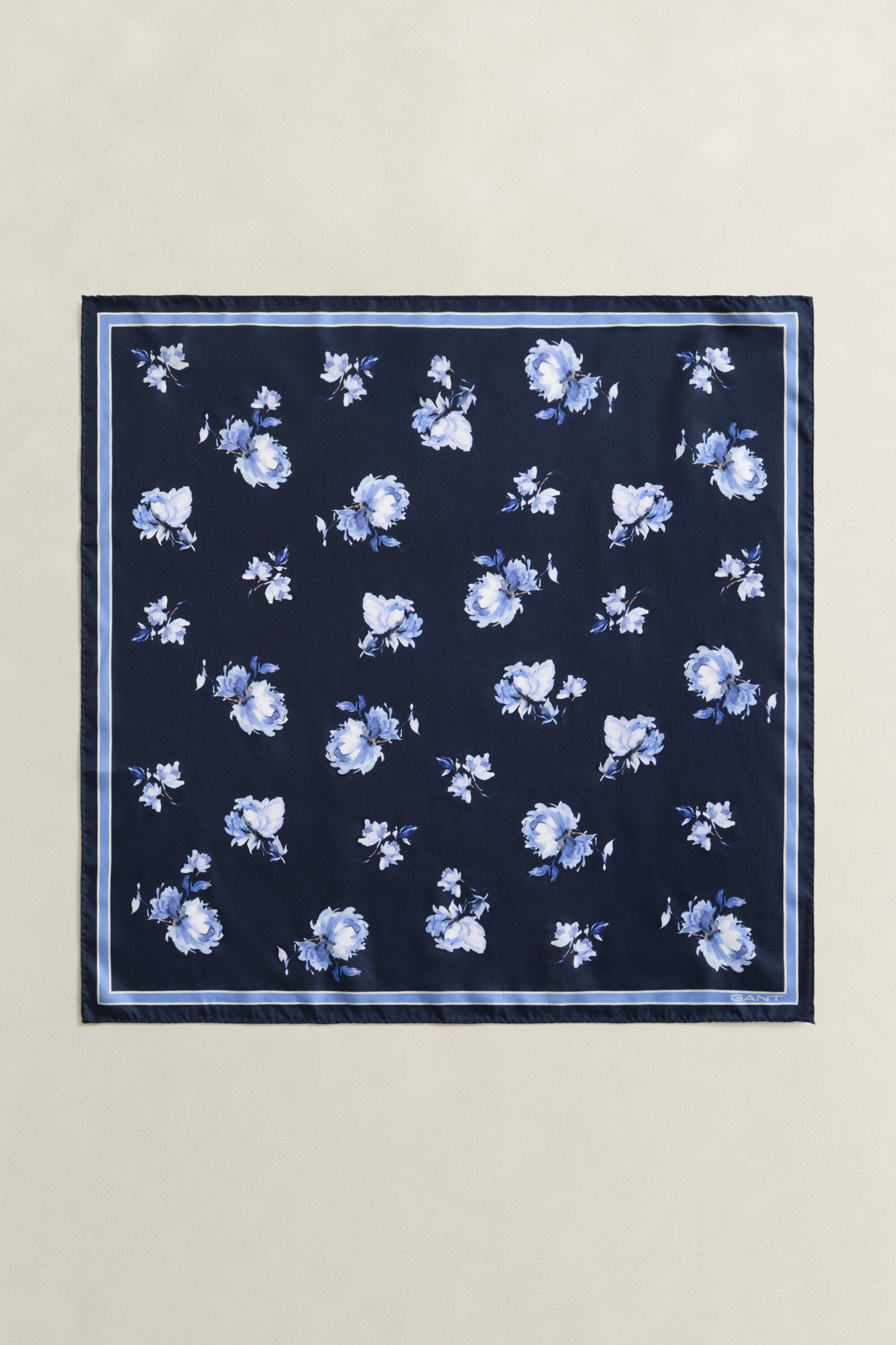 Foulard di seta con stampa a fiori