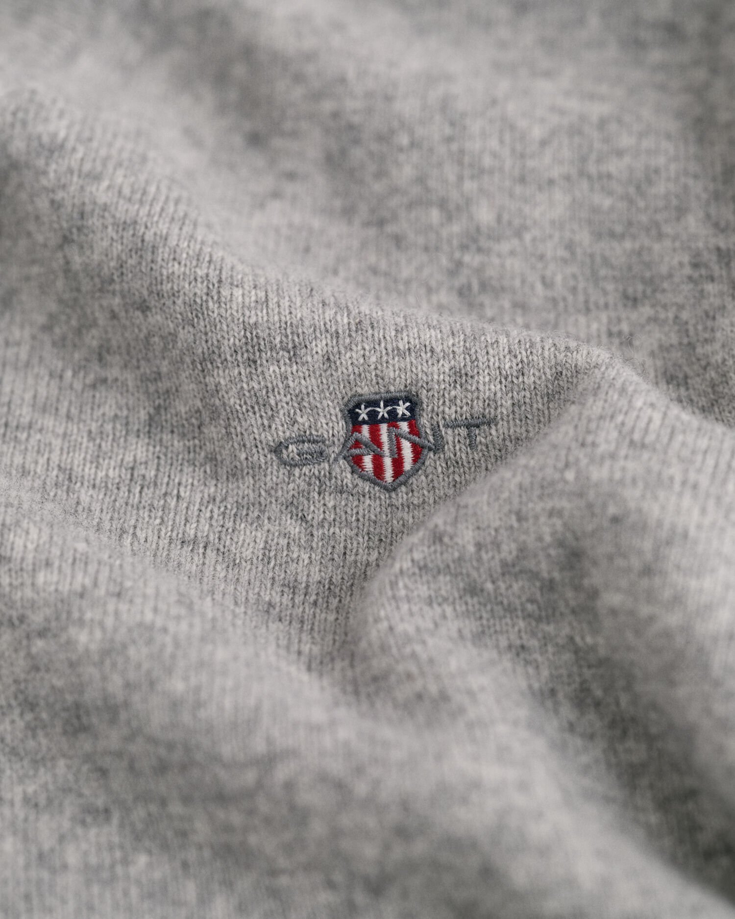 Maglia con scollo a V in finissima lana d’agnello