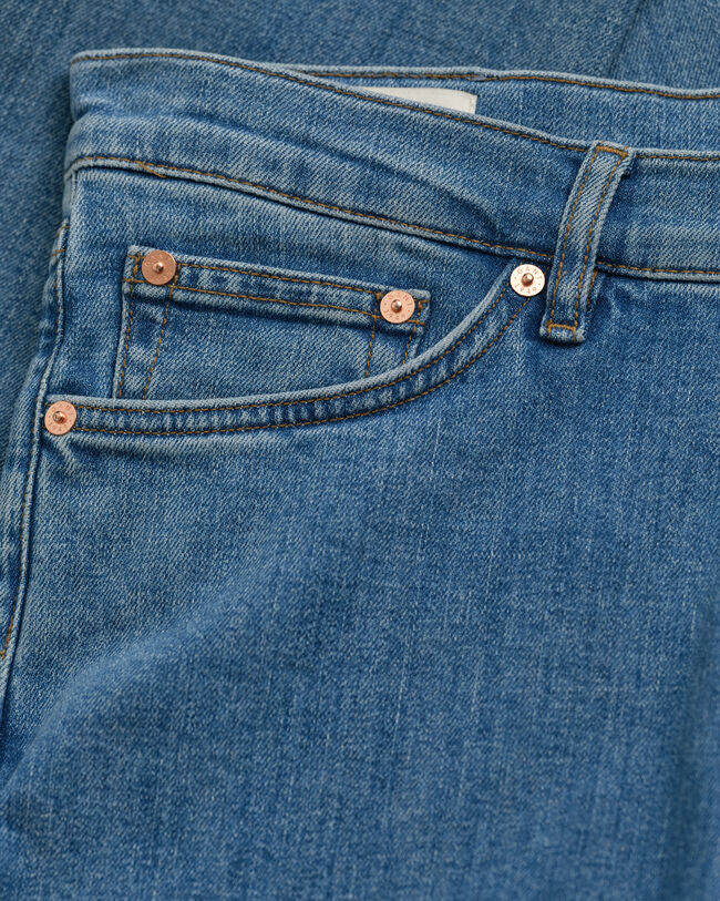 Jeans slim fit con lavaggio uniforme