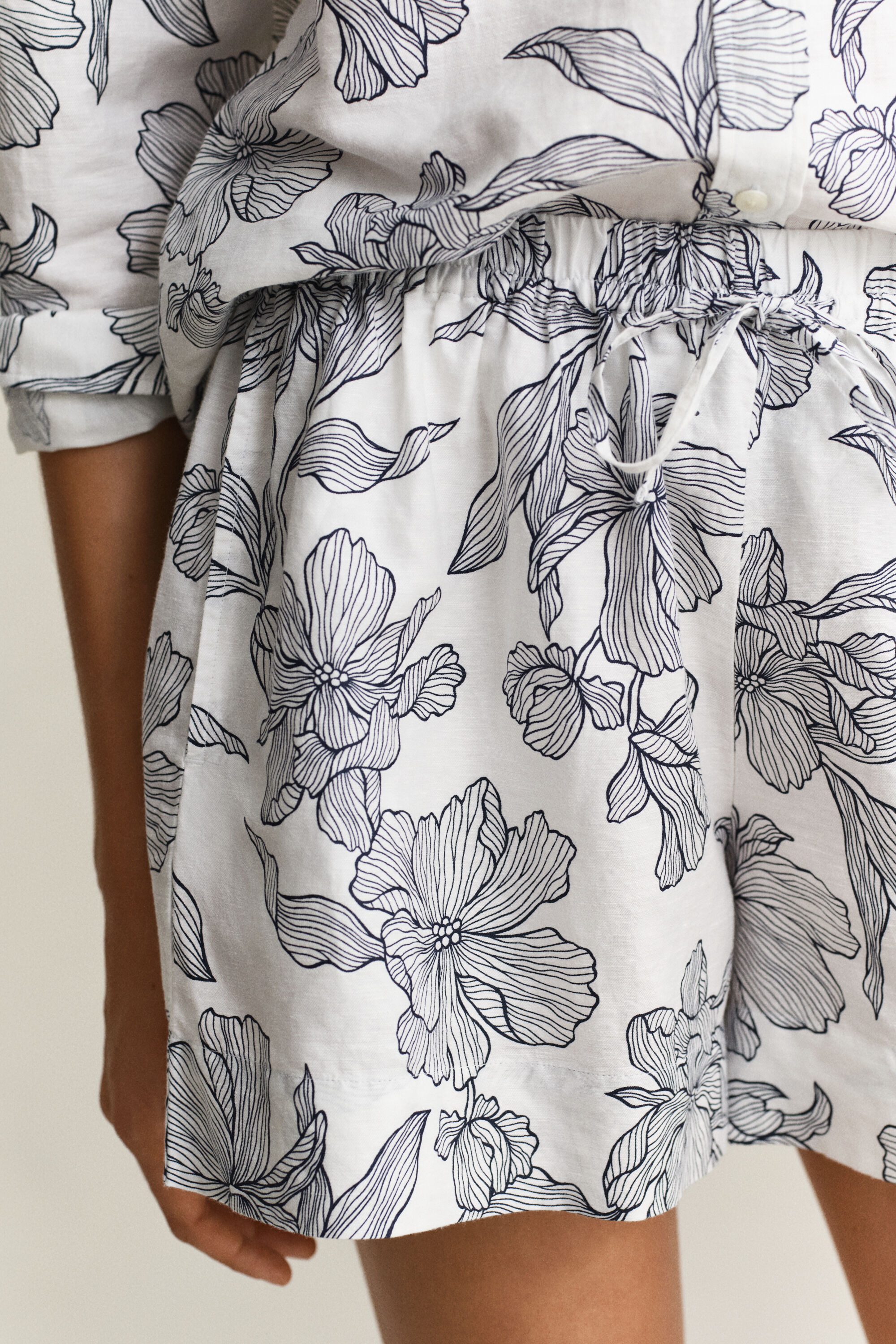 Pantaloncini in lino con stampa floreale