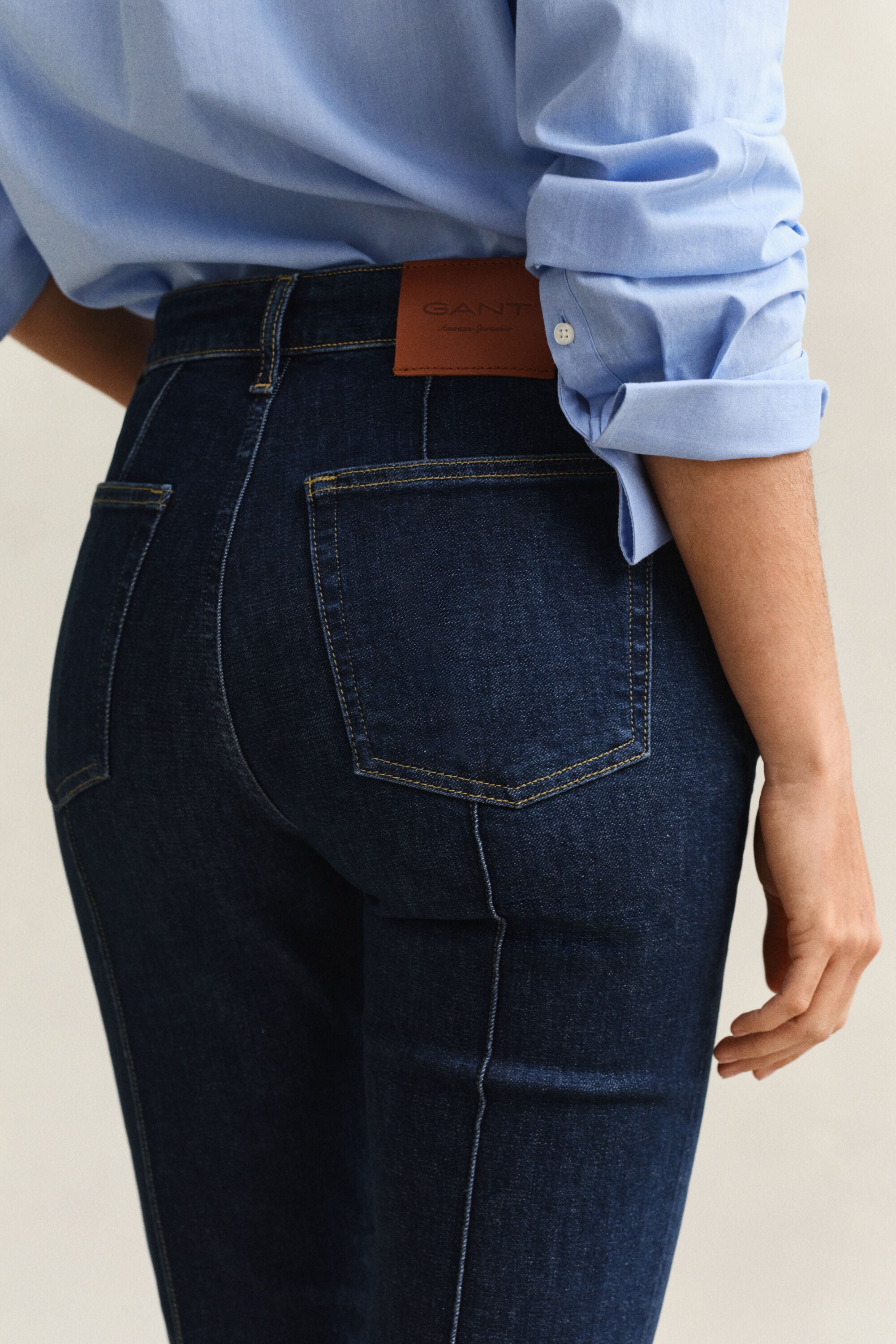 Jeans svasati con pinces slim