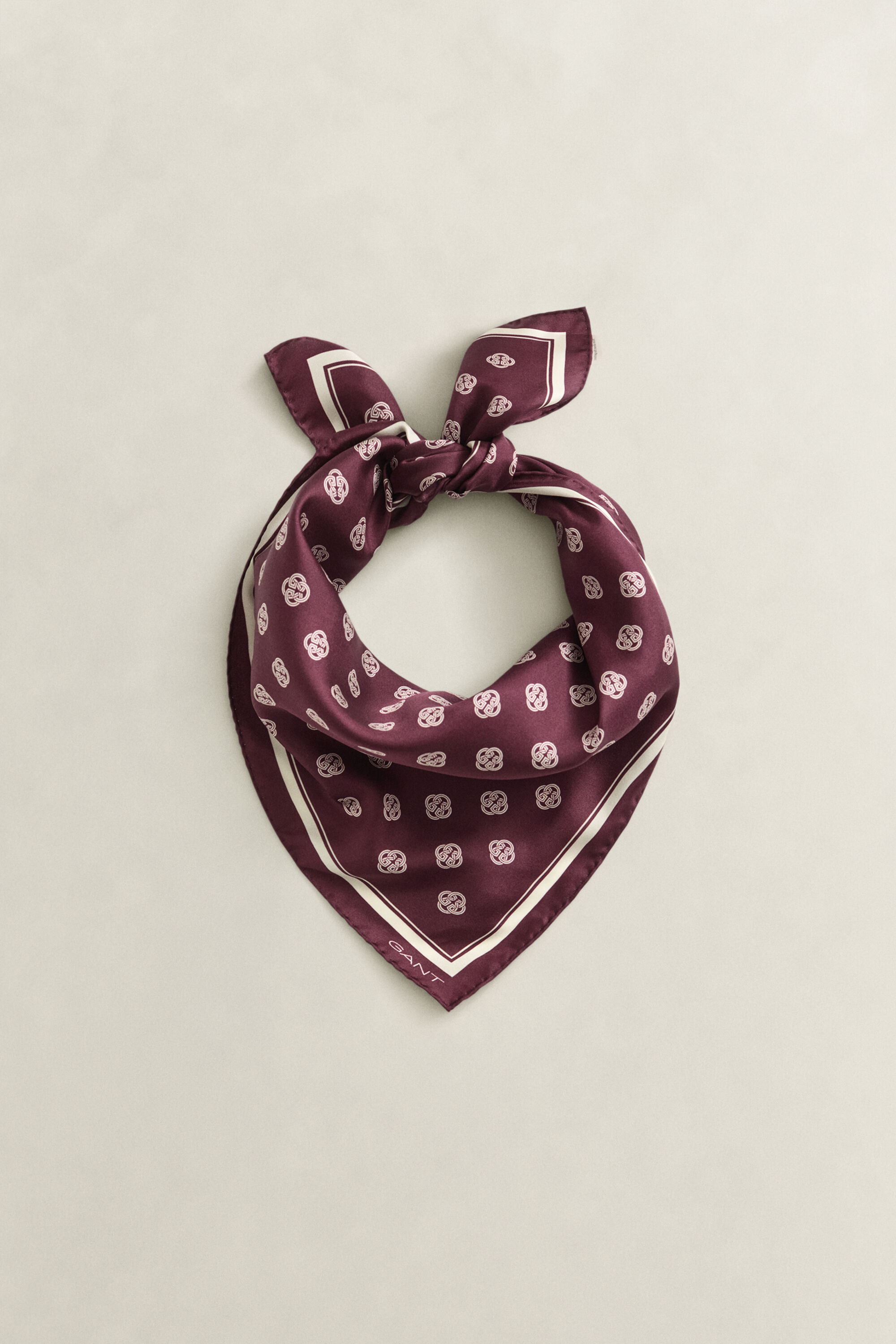 Foulard di seta con monogramma