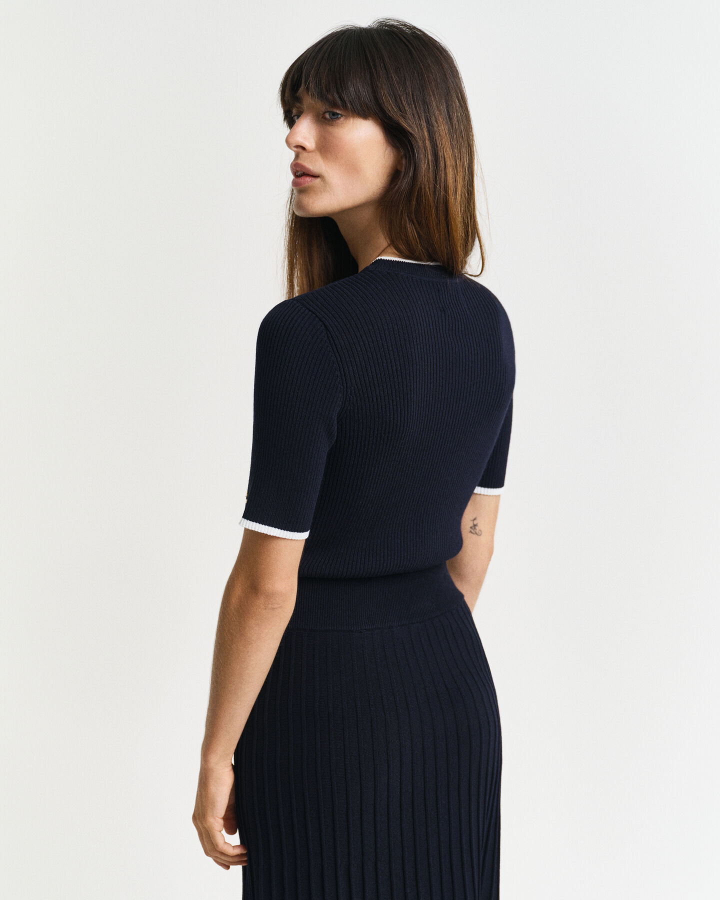 Maglia girocollo a coste e maniche corte a contrasto