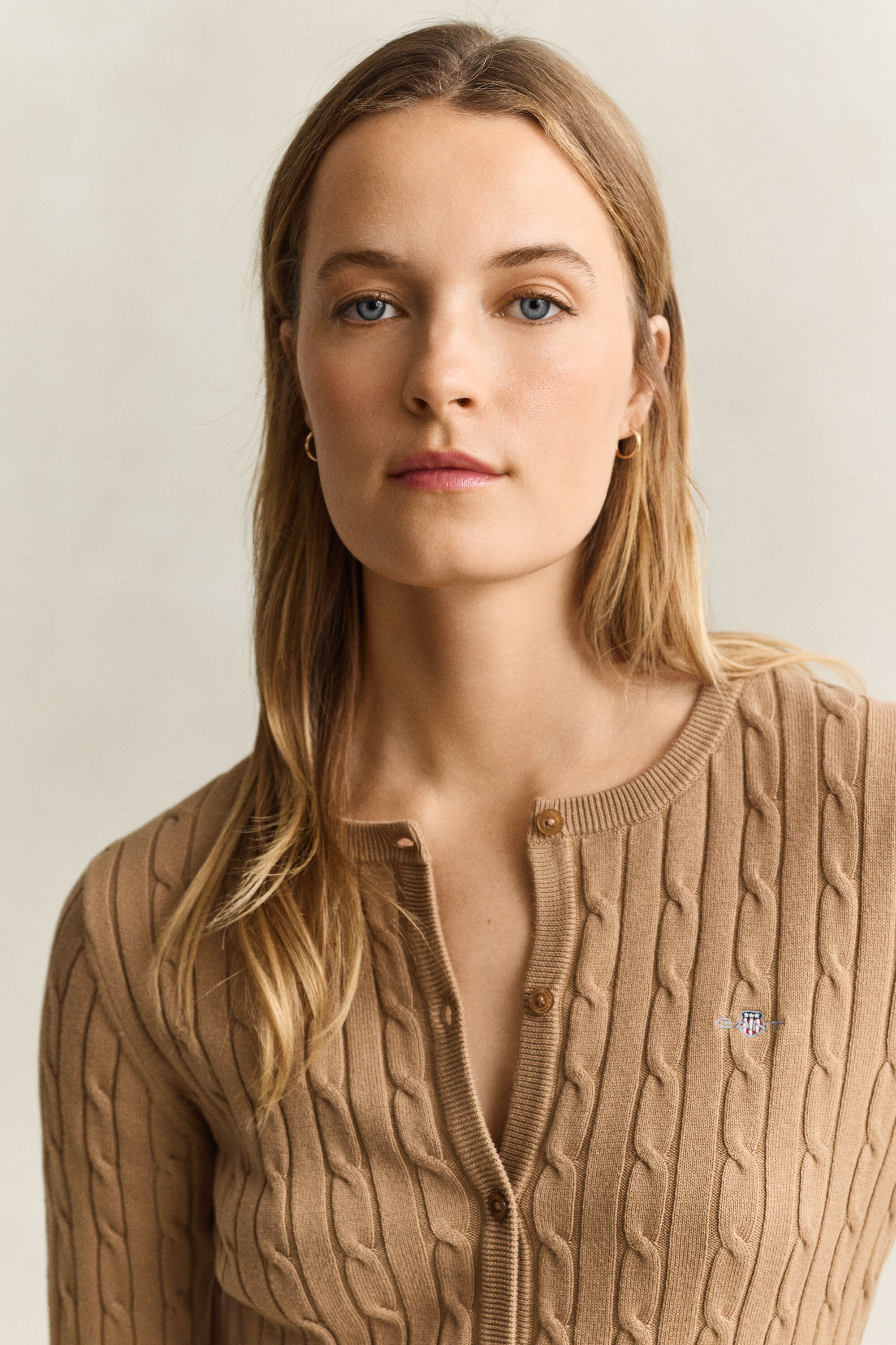 Cardigan in maglia con lavorazione a trecce