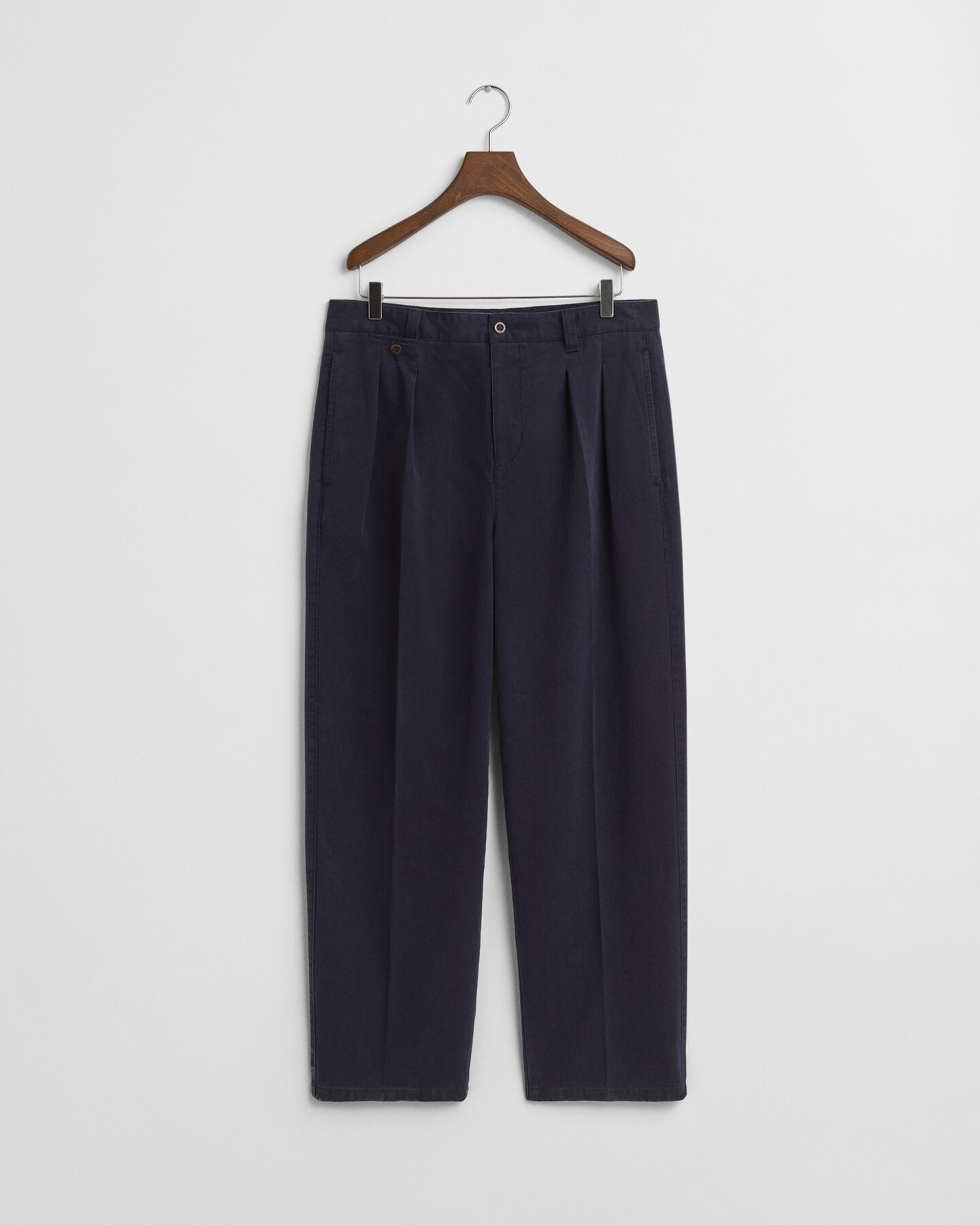 Pantaloni chino in twill di cotone con pinces relaxed fit