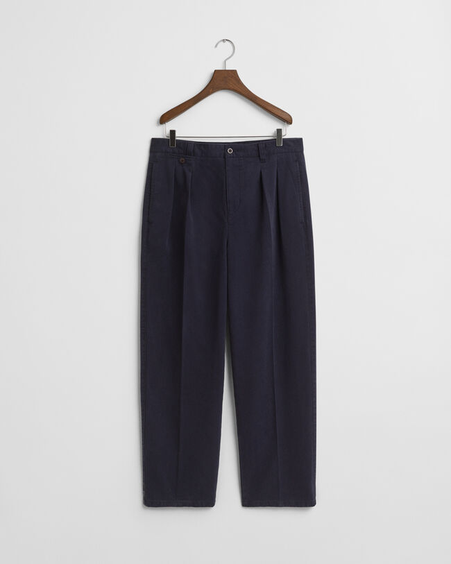 Pantaloni chino in twill di cotone con pinces relaxed fit