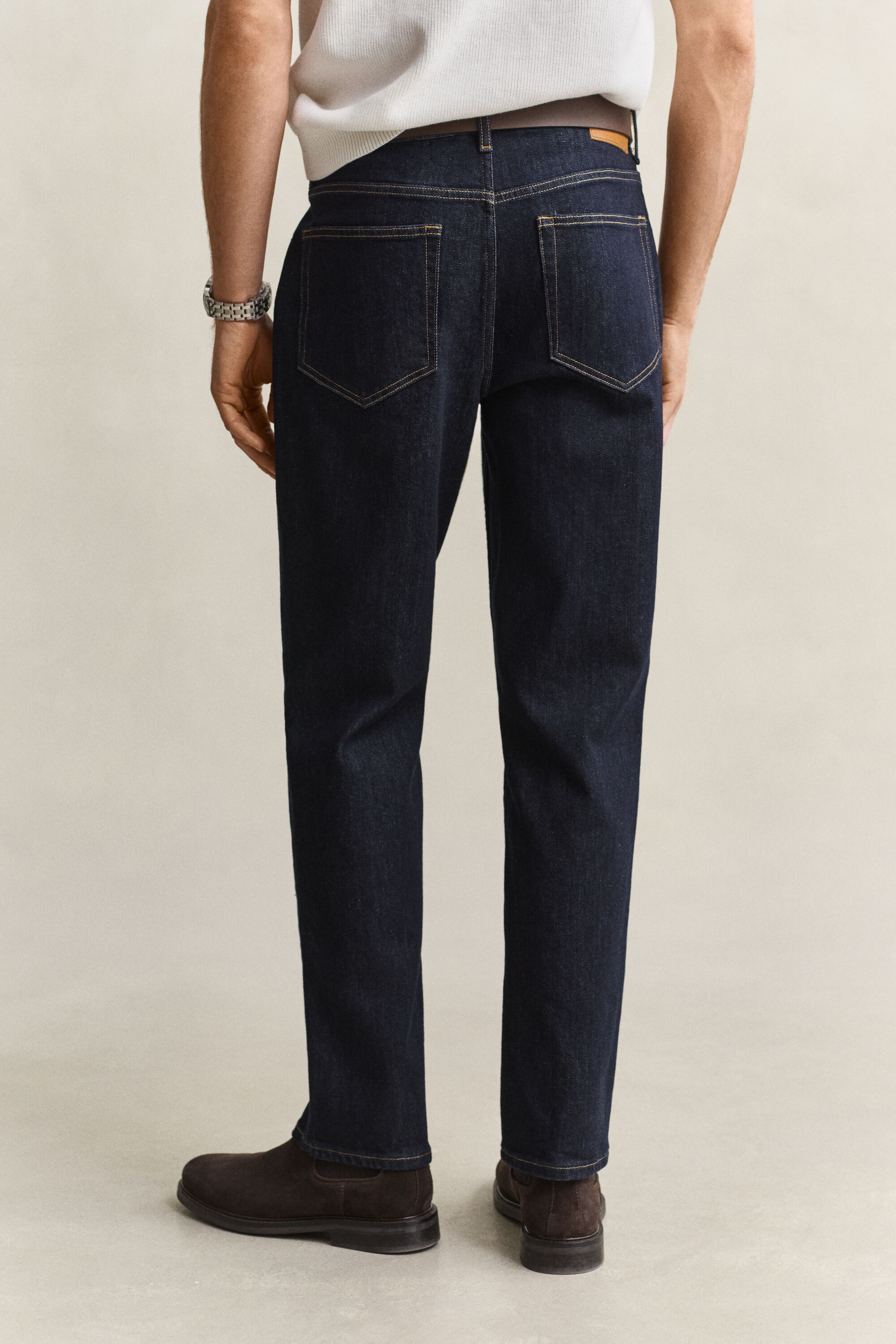 Jeans regular fit con lavaggio uniforme