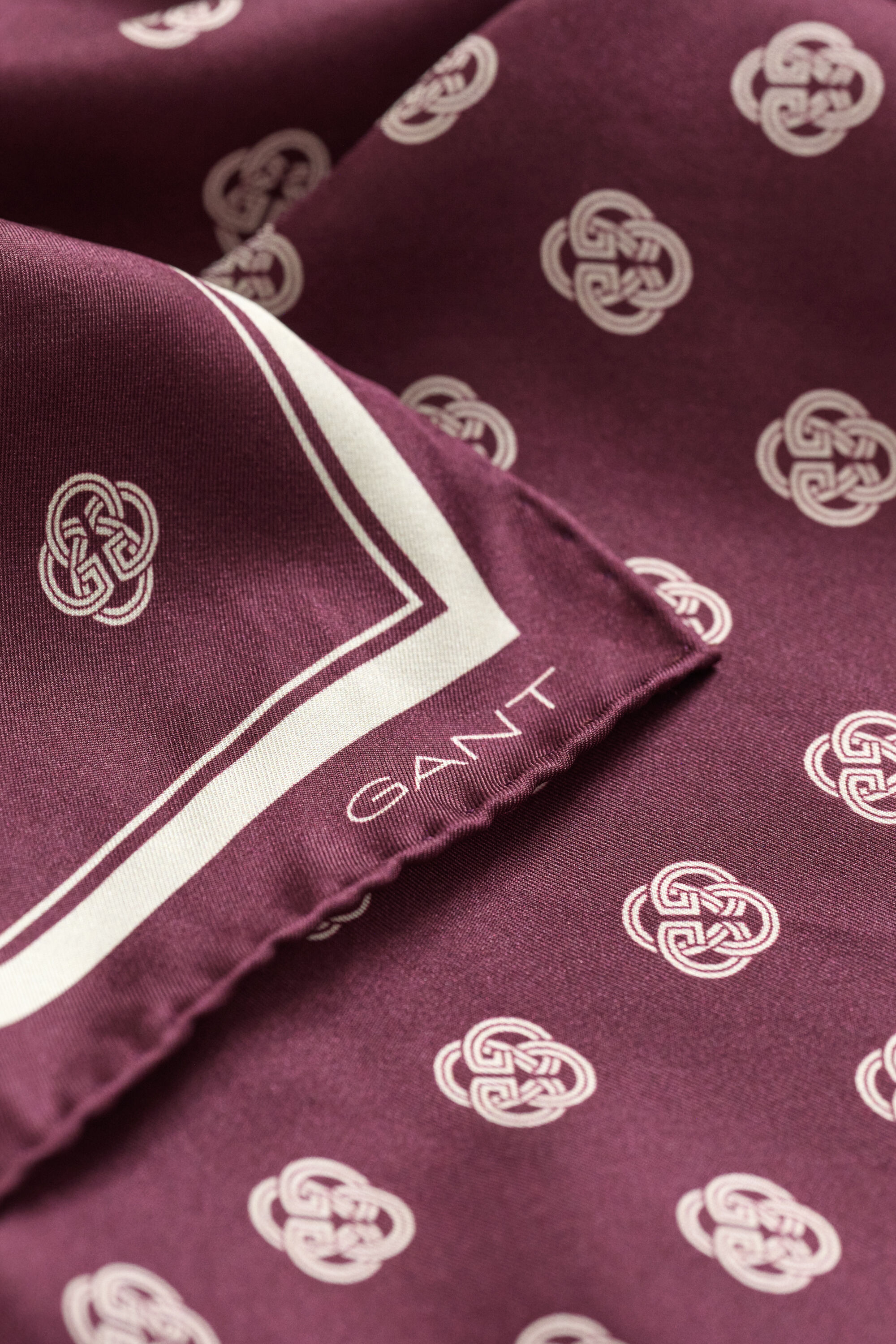 Foulard di seta con monogramma