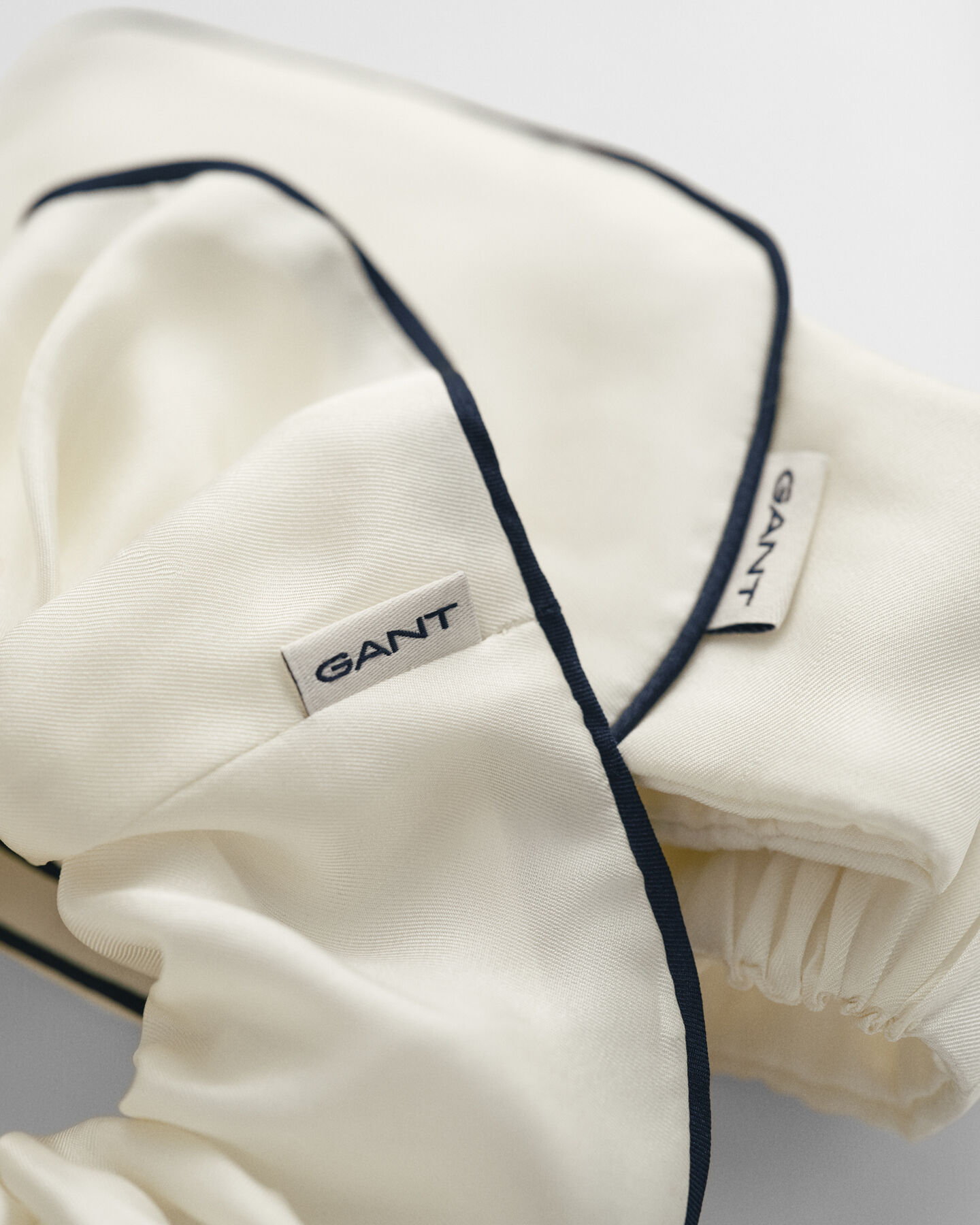 Set regalo con mascherina da notte in seta e fermacoda