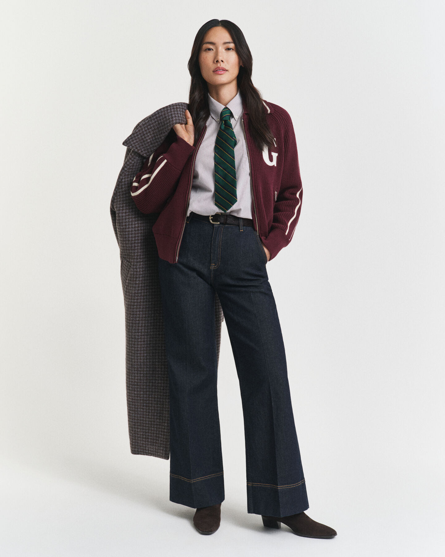 Jeans ampi e svasati dal taglio sartoriale