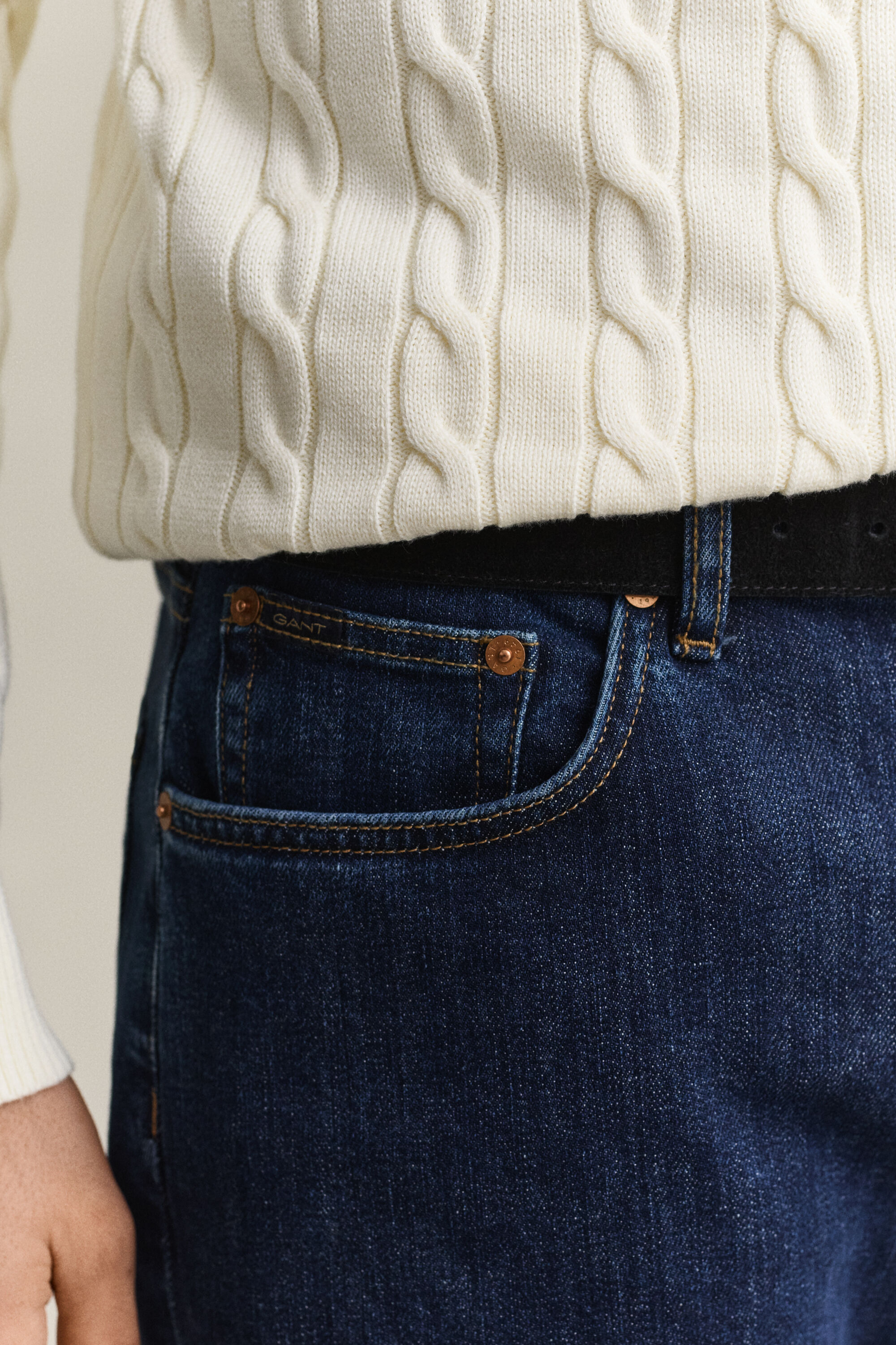 Jeans regular fit con lavaggio uniforme
