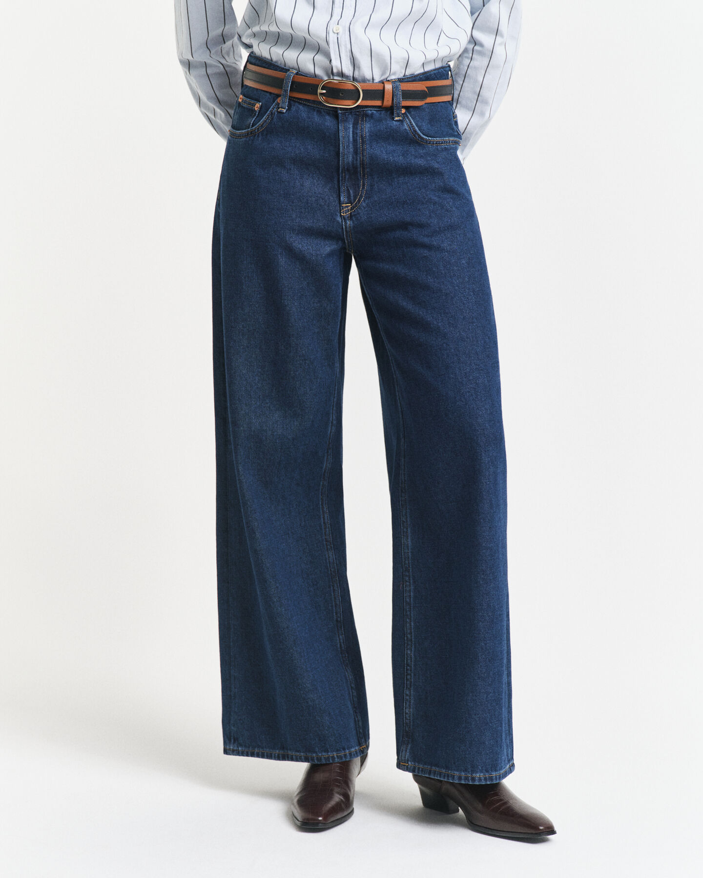 Jeans a vita bassa e gamba ampia