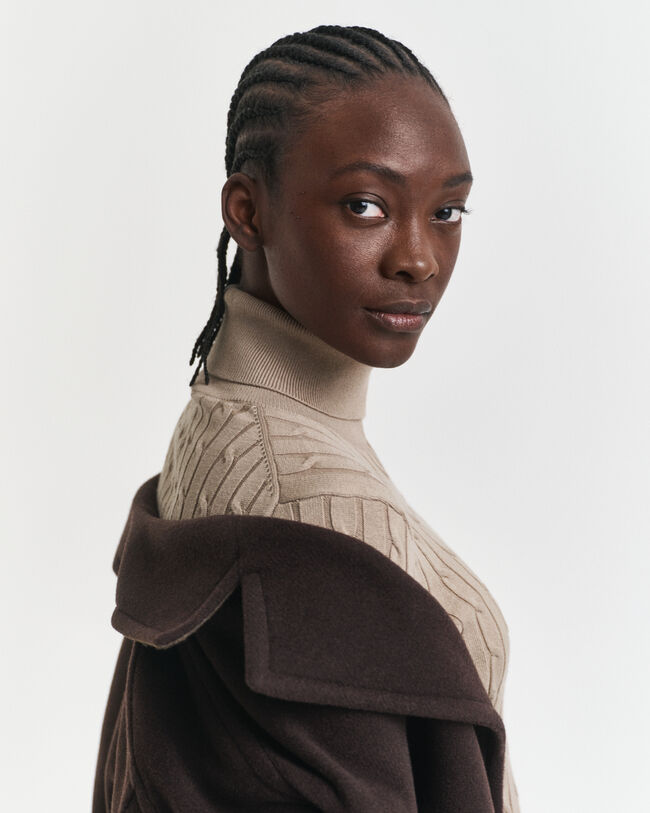 Maglia a collo alto in cotone elasticizzato a trecce