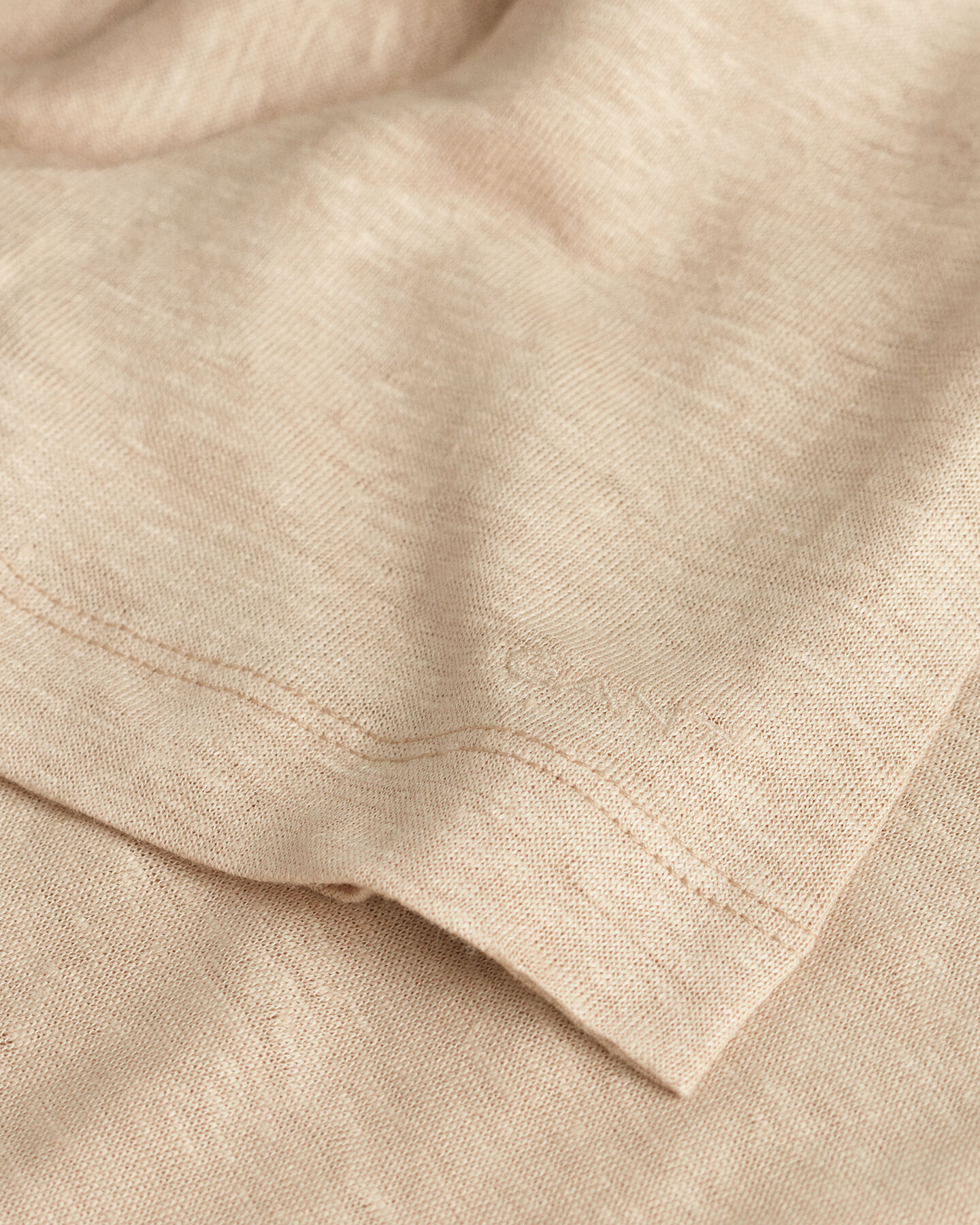 T-shirt in lino con scollo a V