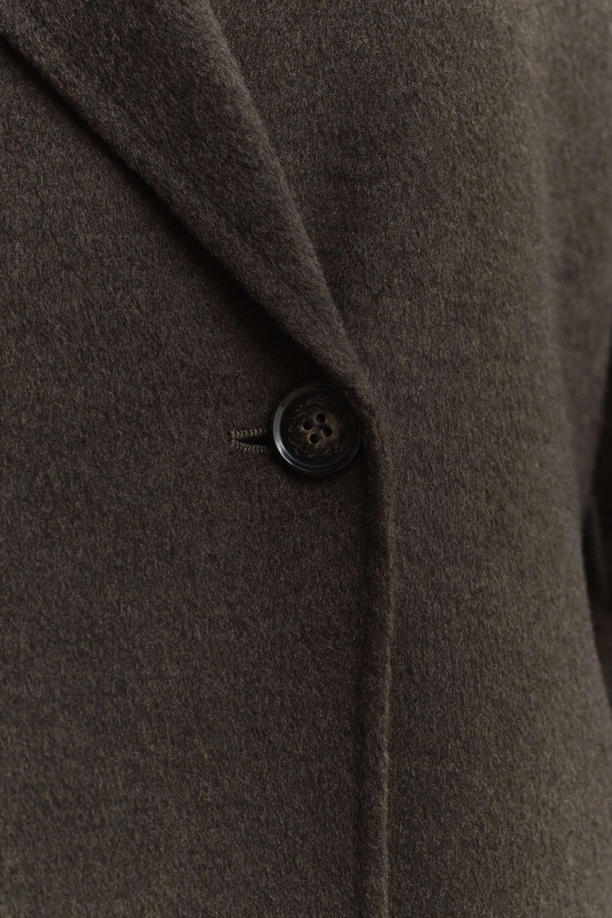 Cappotto con cintura e cuciture a mano