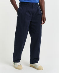 Pantaloni chino in twill di cotone con pinces relaxed fit