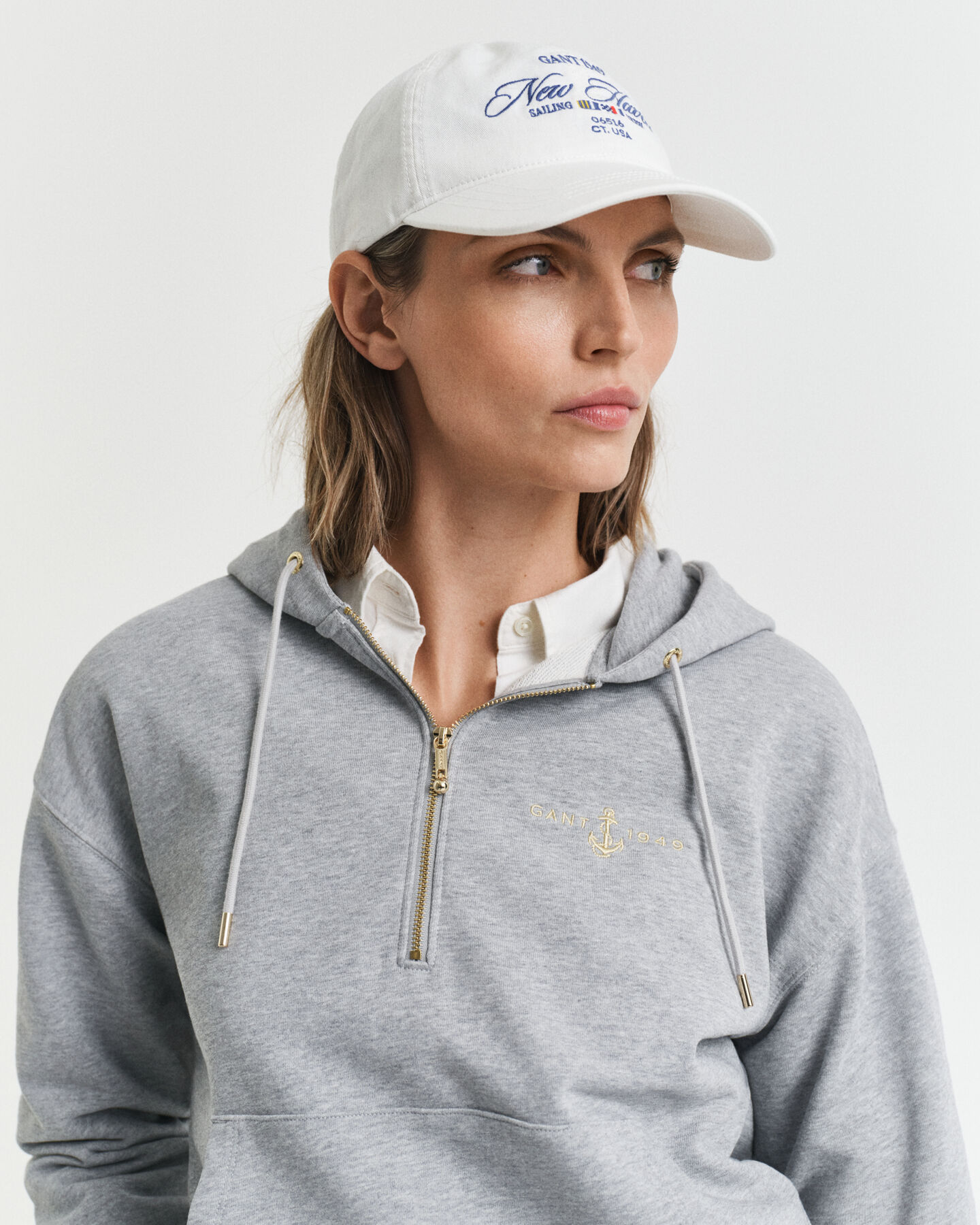 Felpa con zip corta e cappuccio con ancora ricamata e zip corta