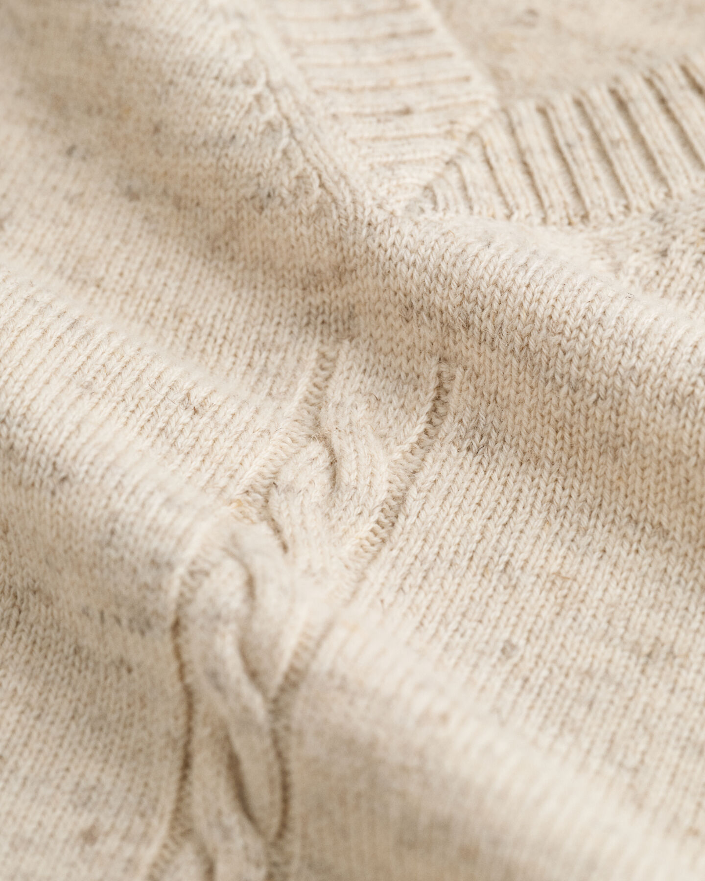 Gilet con scollo a V in maglia a trecce